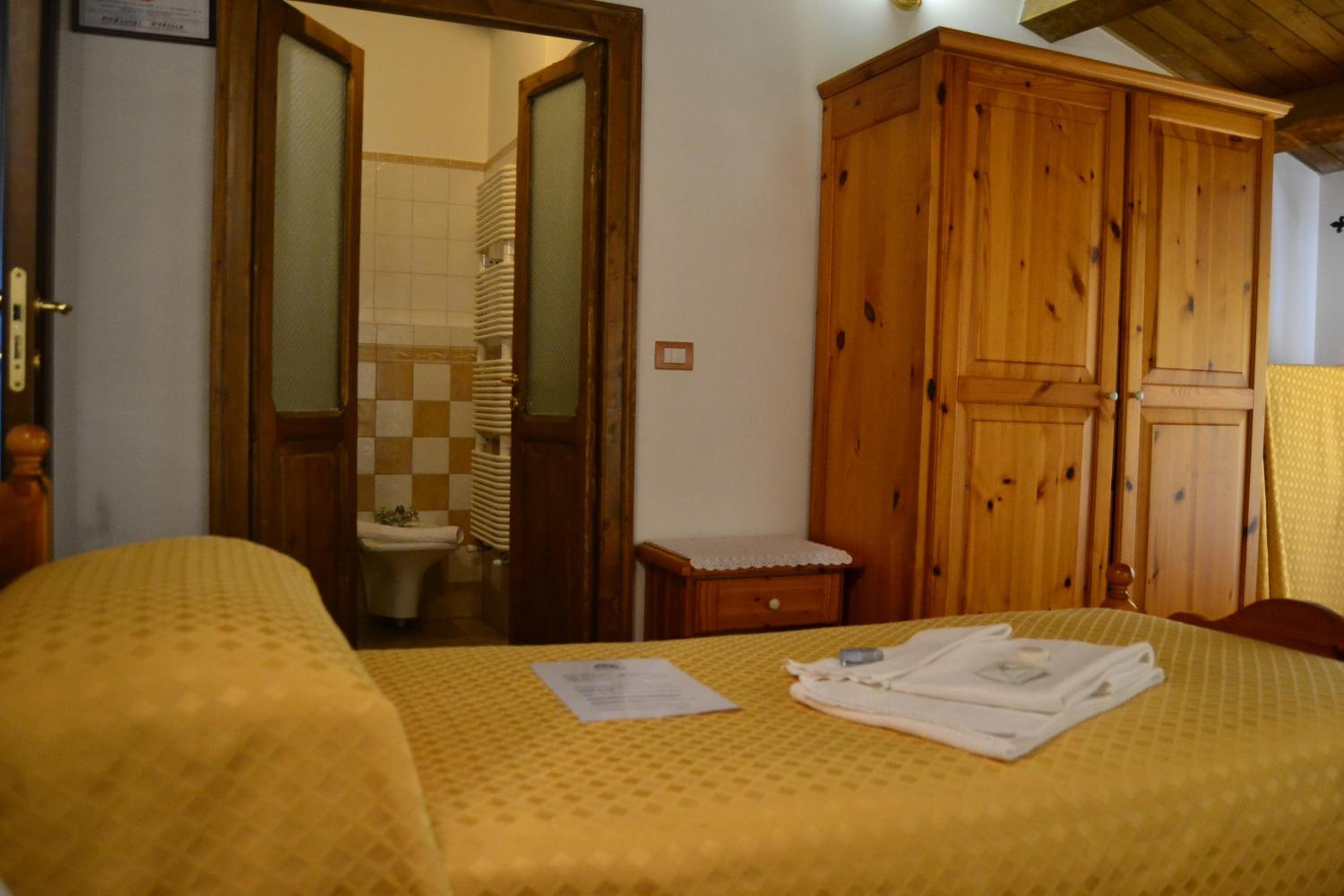 Twin Room with Private Bathroom photo 2