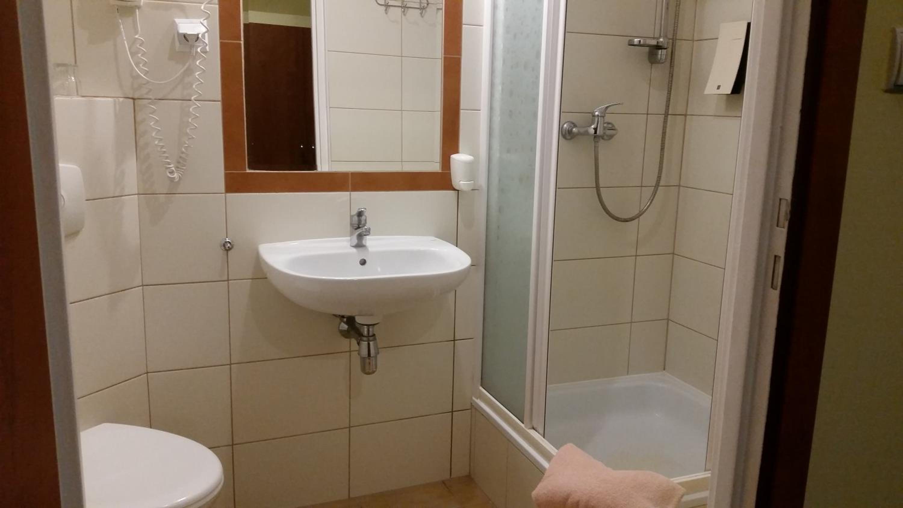 Standard Twin Room - Photo 6