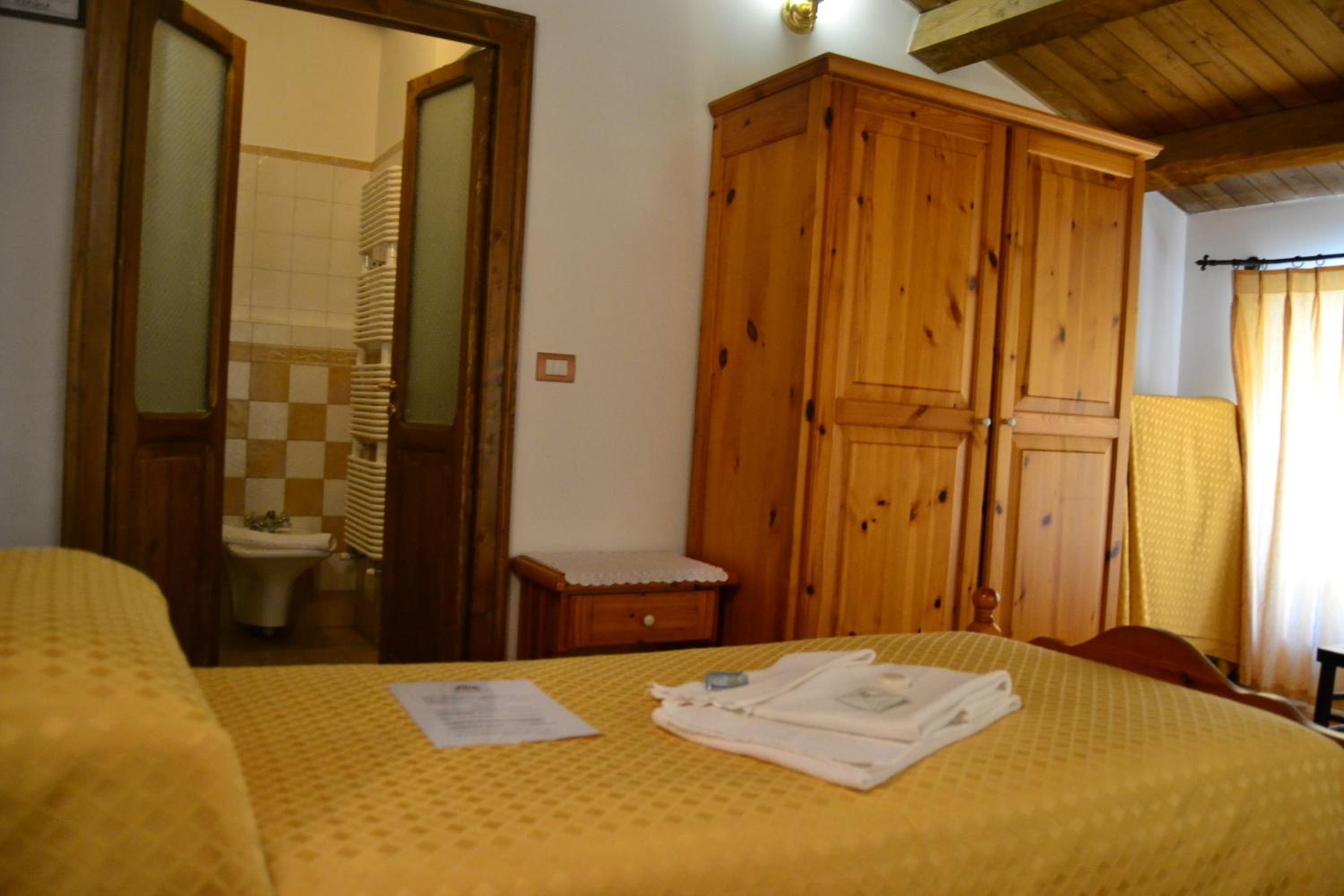 Twin Room with Private Bathroom photo 3