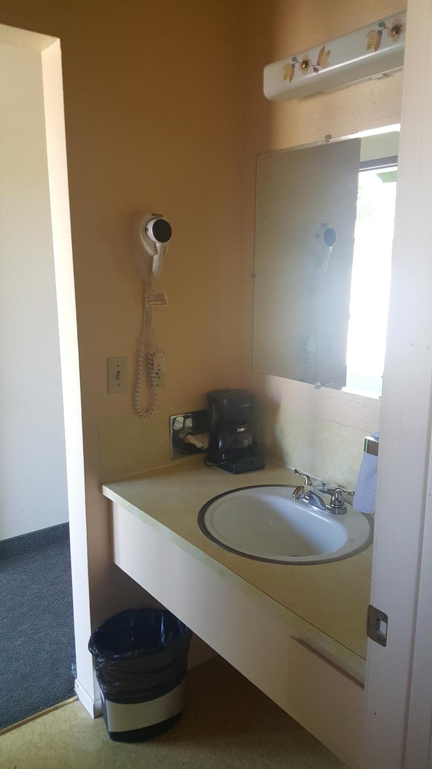 Queen Room - Non-Smoking photo 3