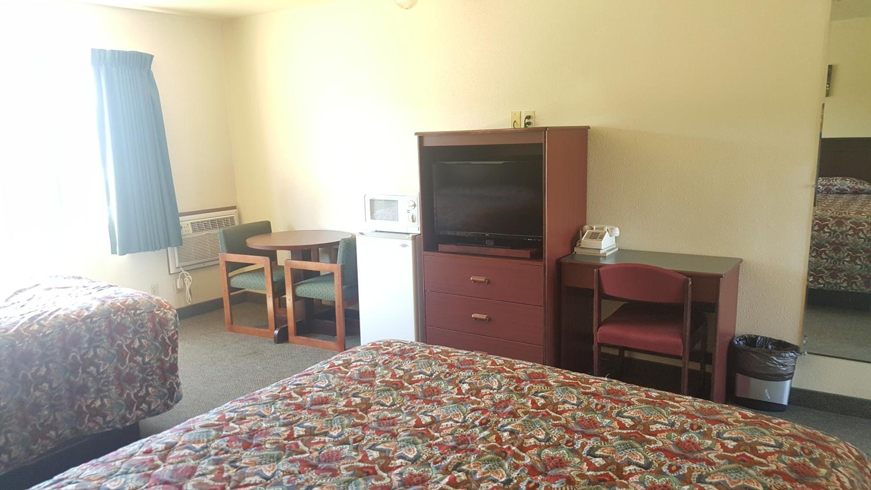 Queen Room with Two Queen Beds - Non-Smoking photo 3