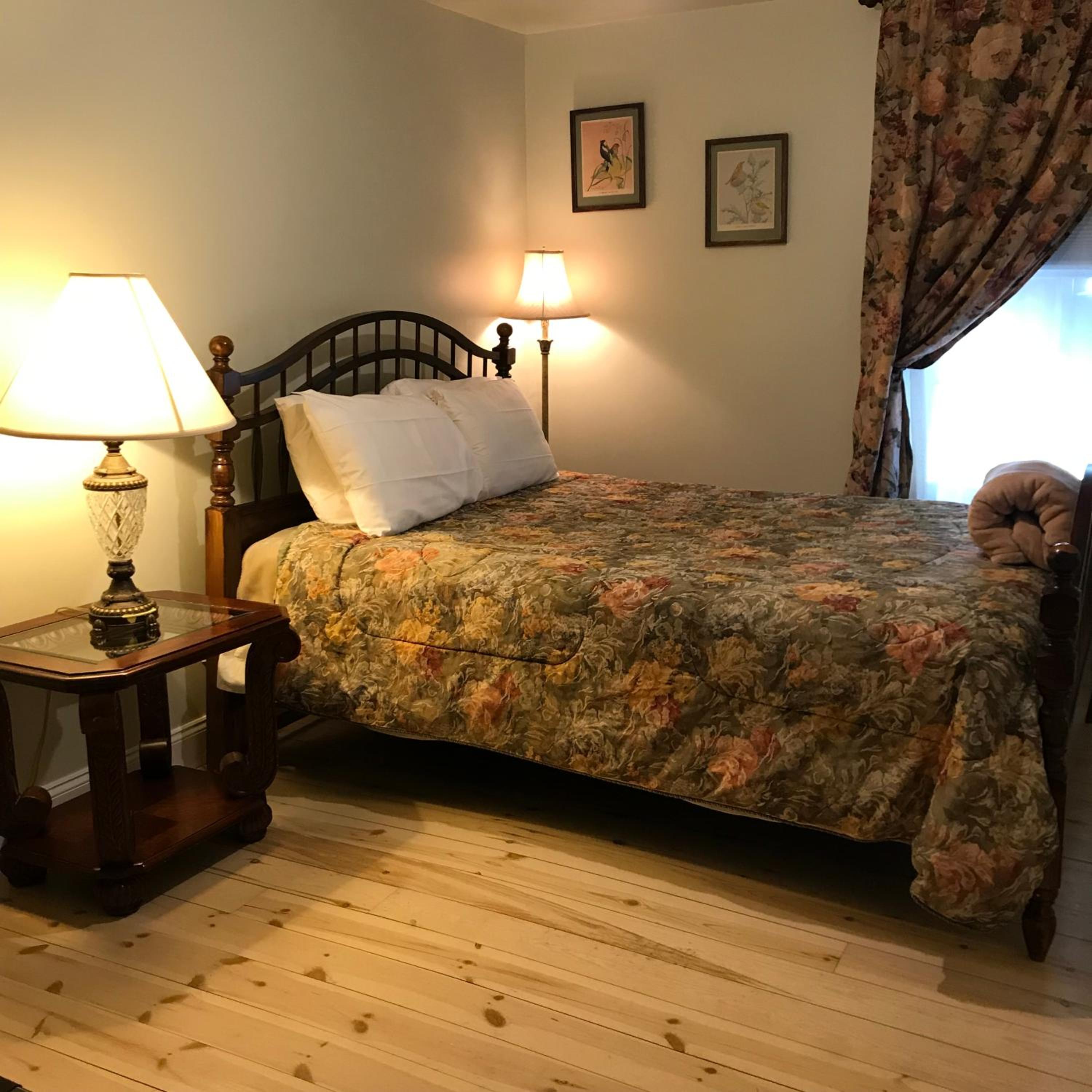 Queen Room photo 2