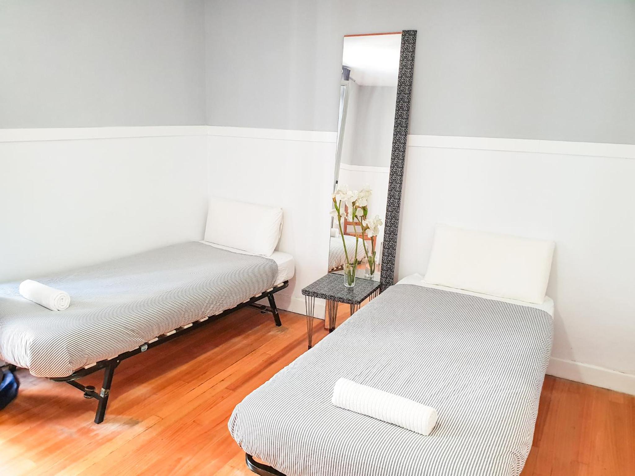 Habitación Estándar con Dos Camas y Baño Compartido