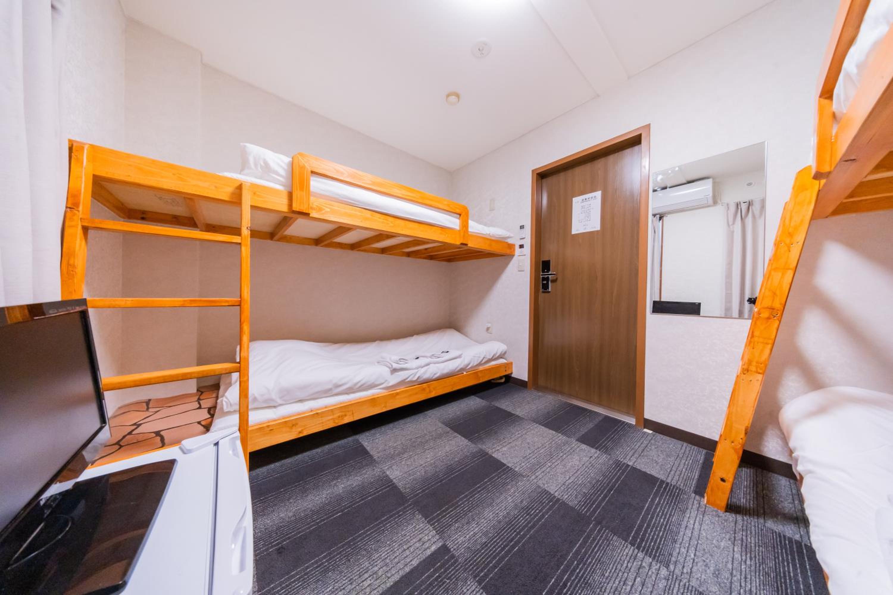 Quadruple Room with Shared Bathroom photo 2