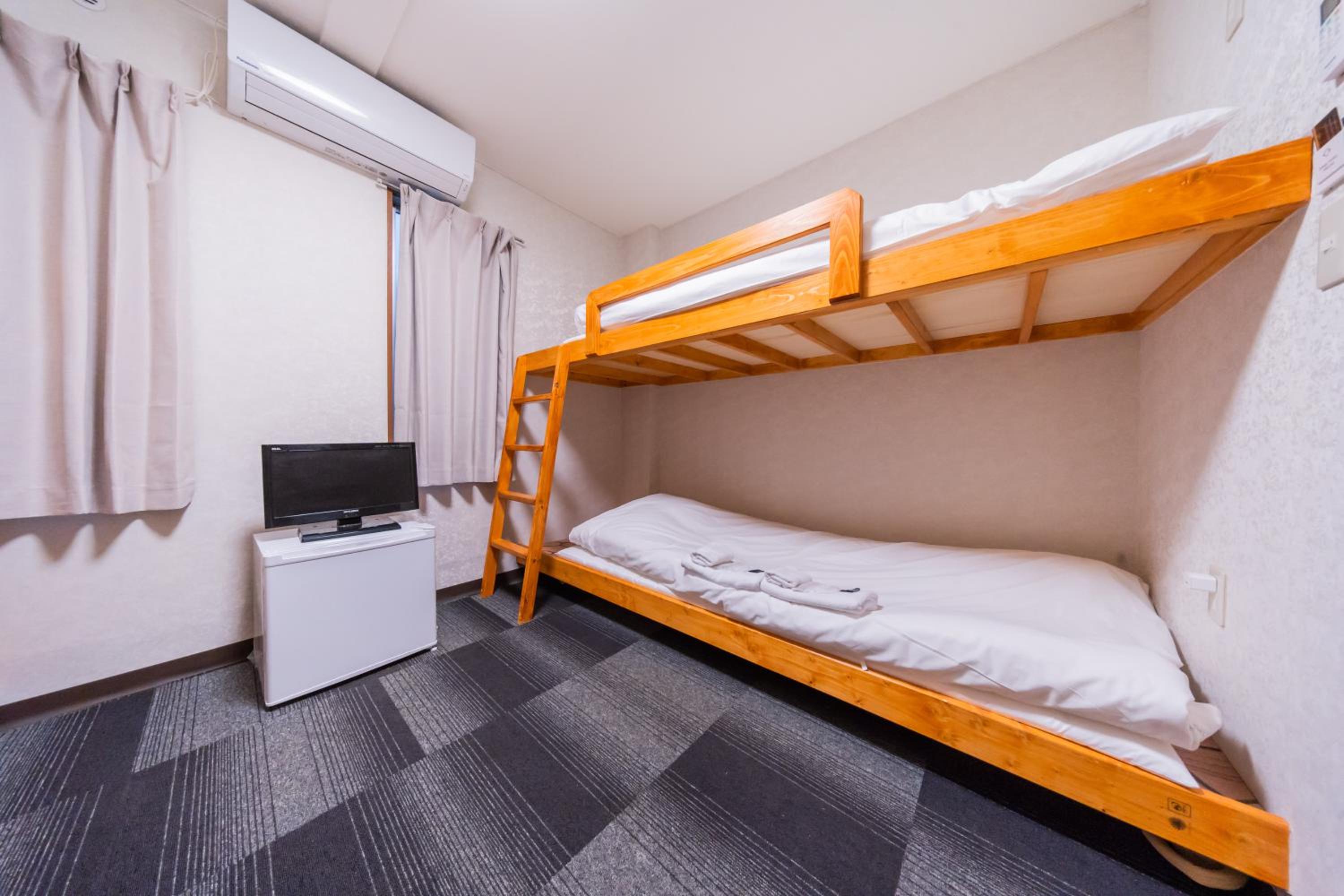 Quadruple Room with Shared Bathroom photo 3