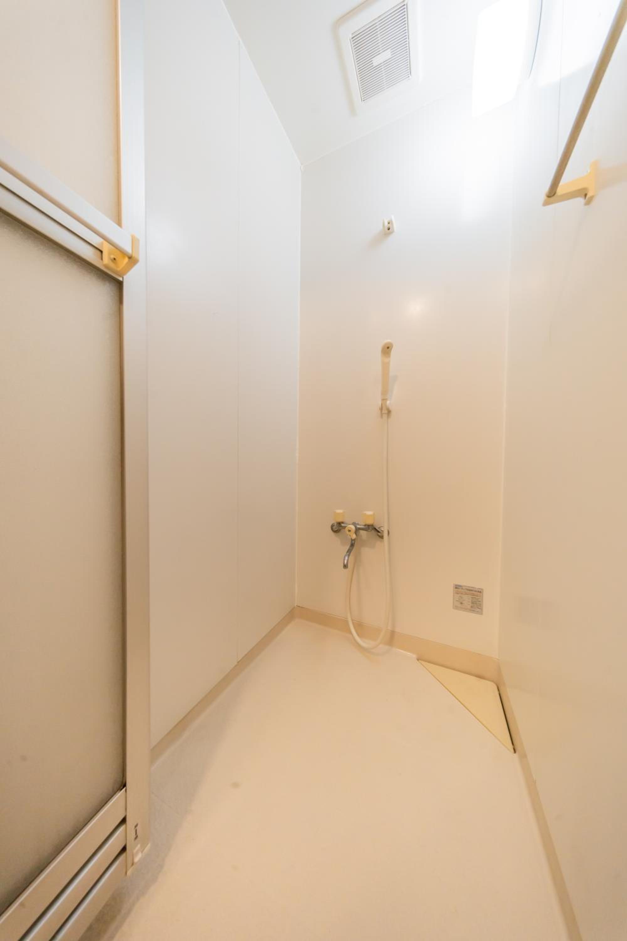 Single Room with Shared Shower and Toilet photo 3