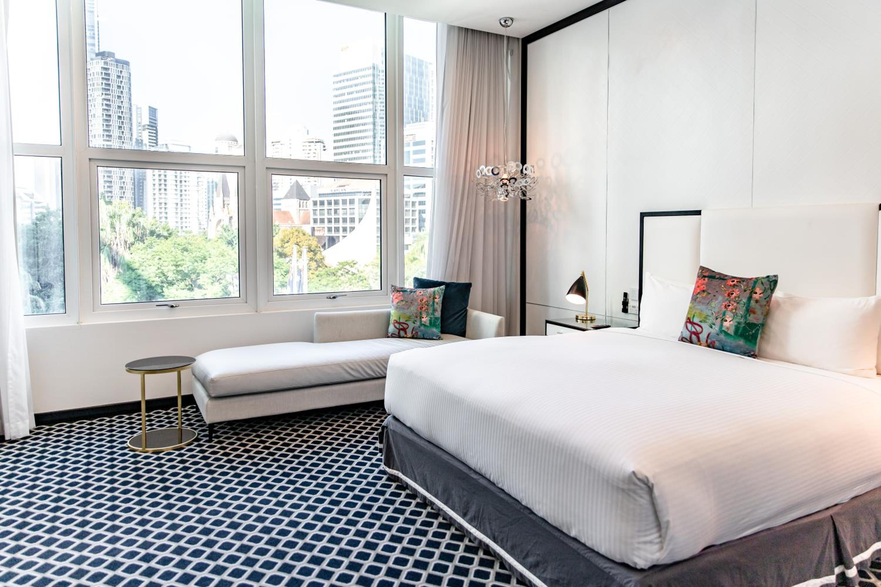 Suite with City View - Photo 3