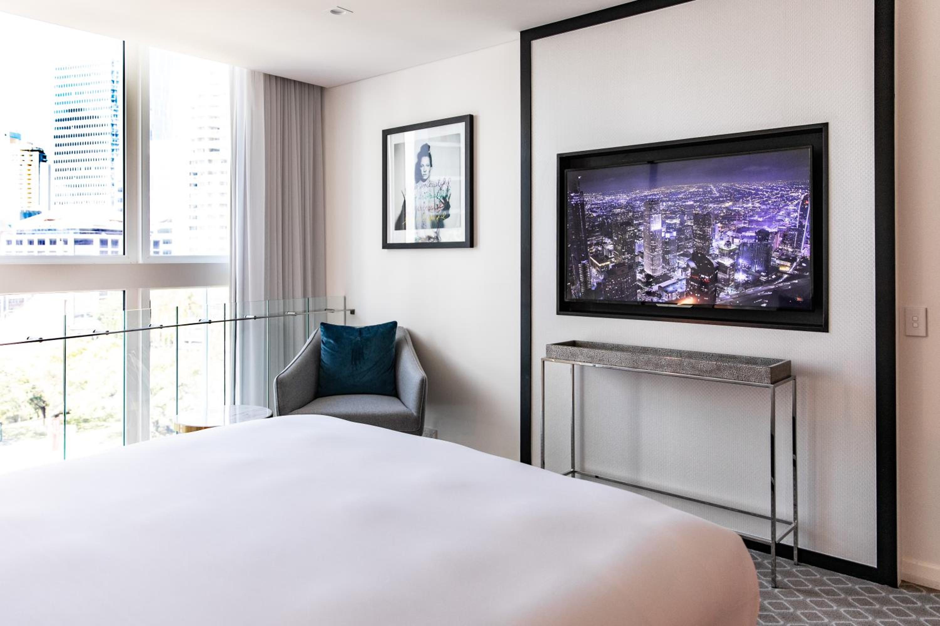 Loft Suite with City View - Photo 13