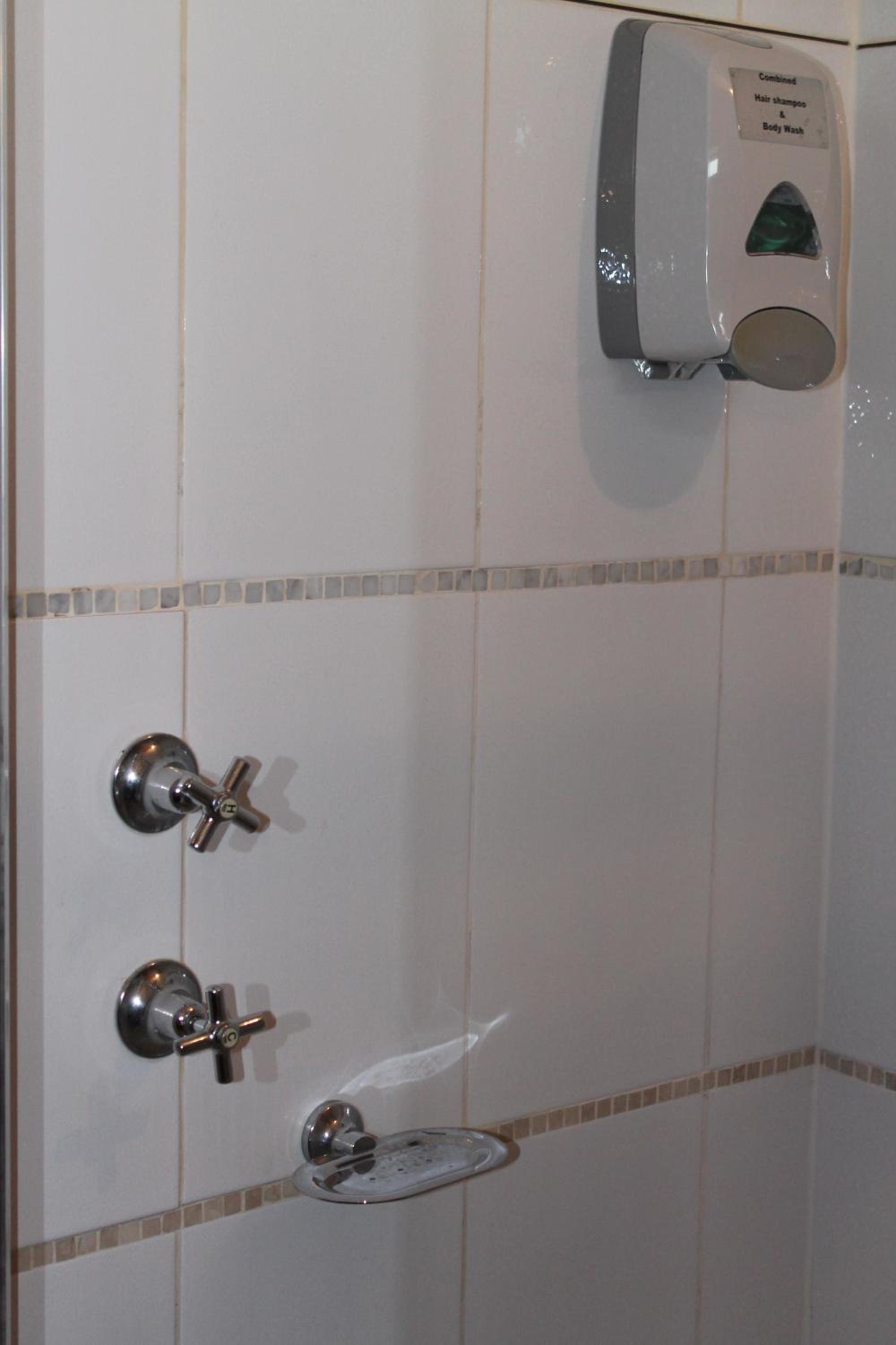 Queen Room - Disability Access - Photo 4