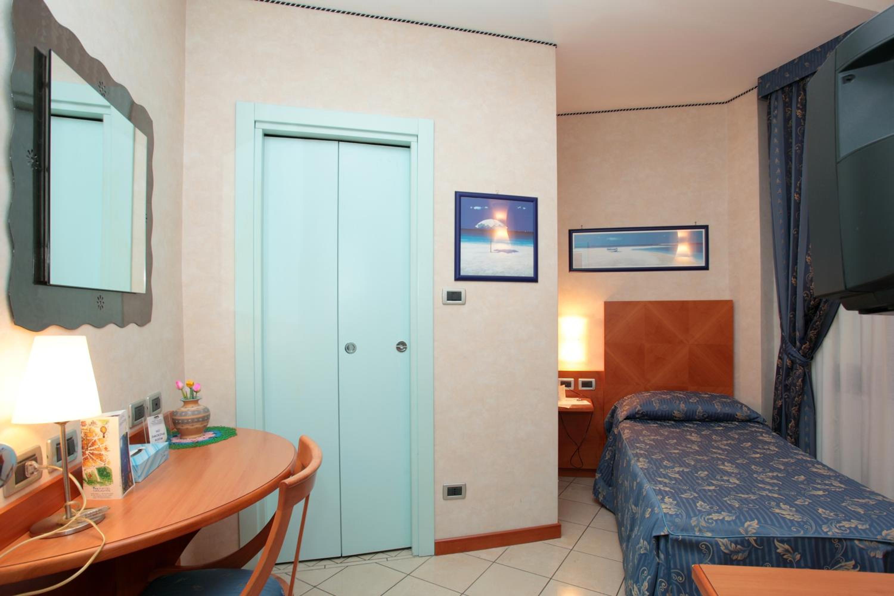 Single Room photo 2