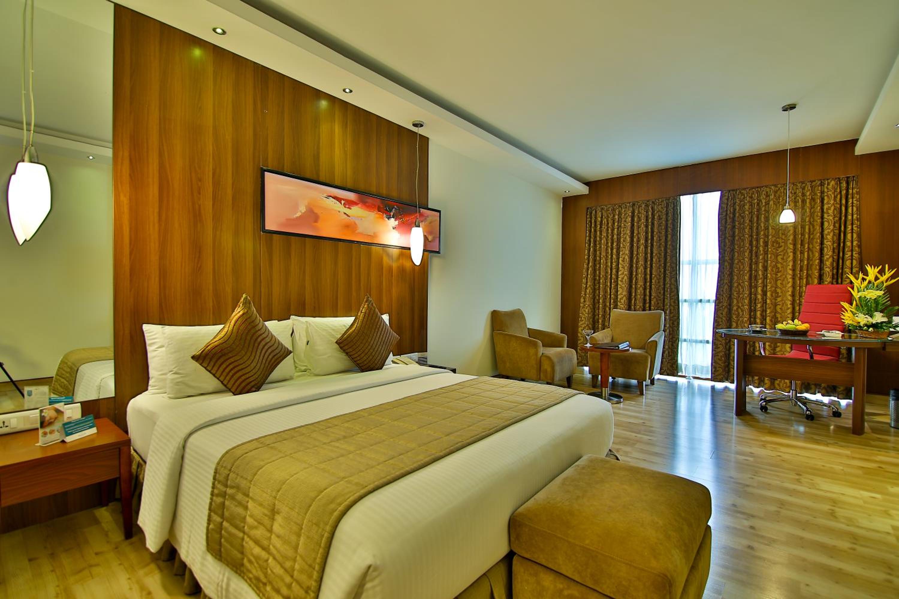 Deluxe Double Room with One way Airport Drop, Two piece Laundry Non Cumulative - Photo 1