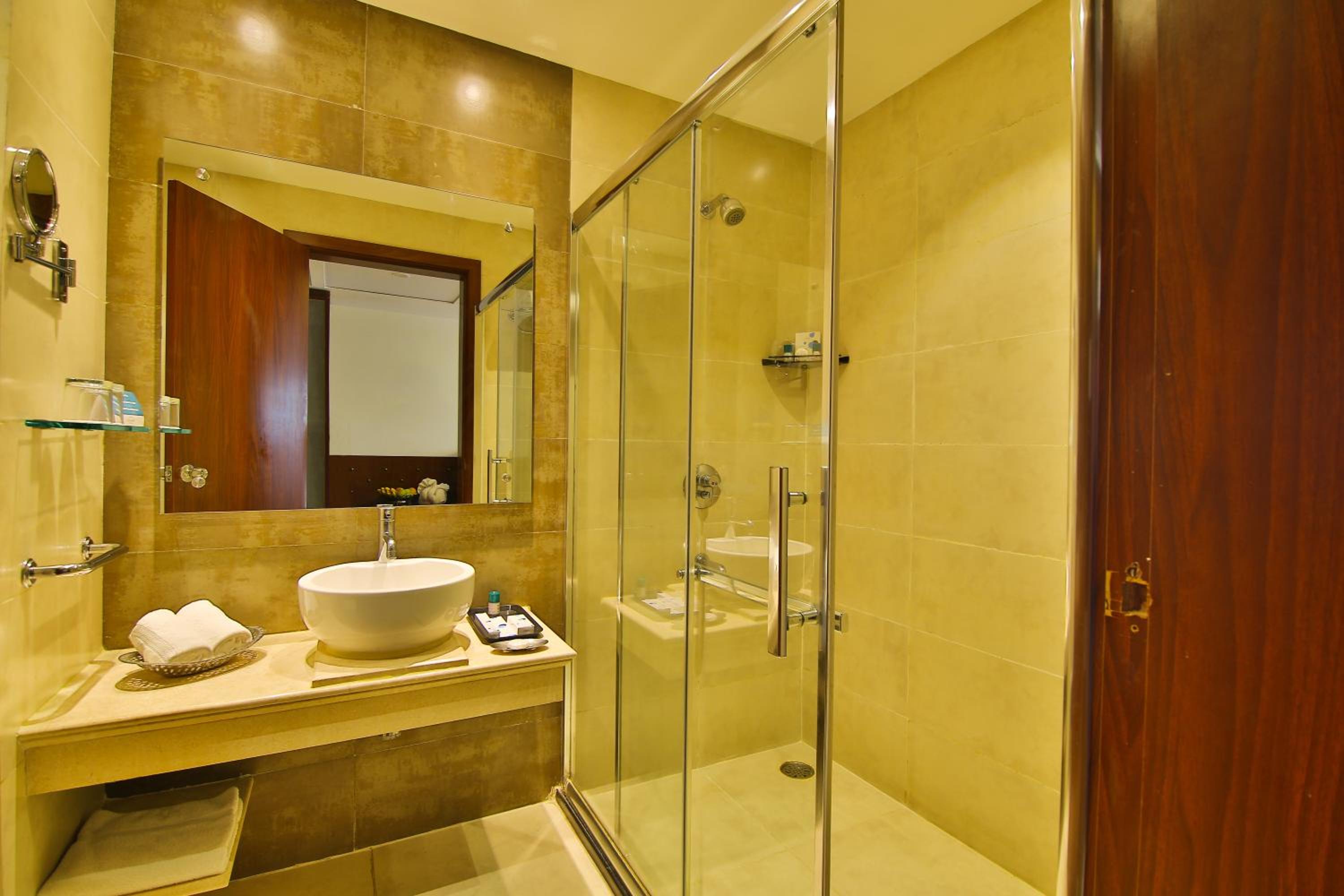 Deluxe Double Room with One way Airport Drop, Two piece Laundry Non Cumulative - Photo 8