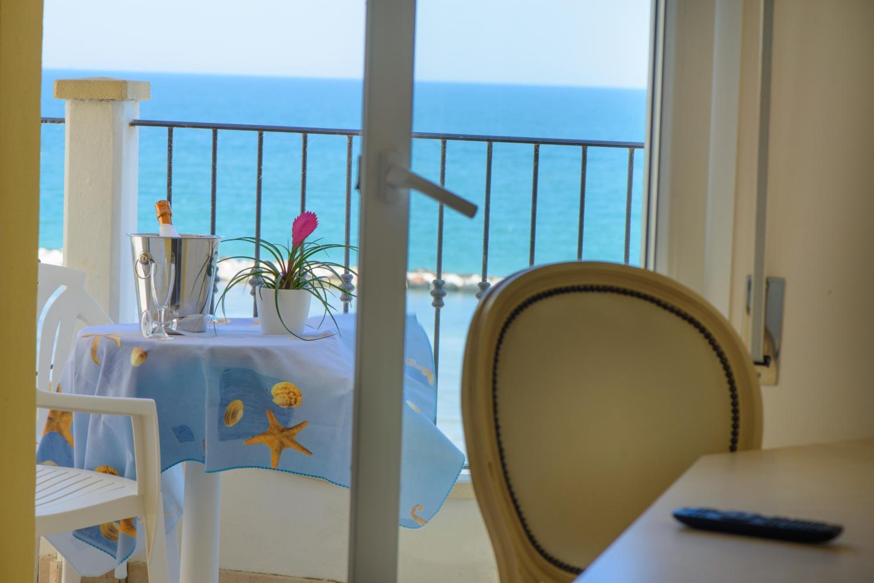 Superior Triple Room - Beach Front - Photo 2