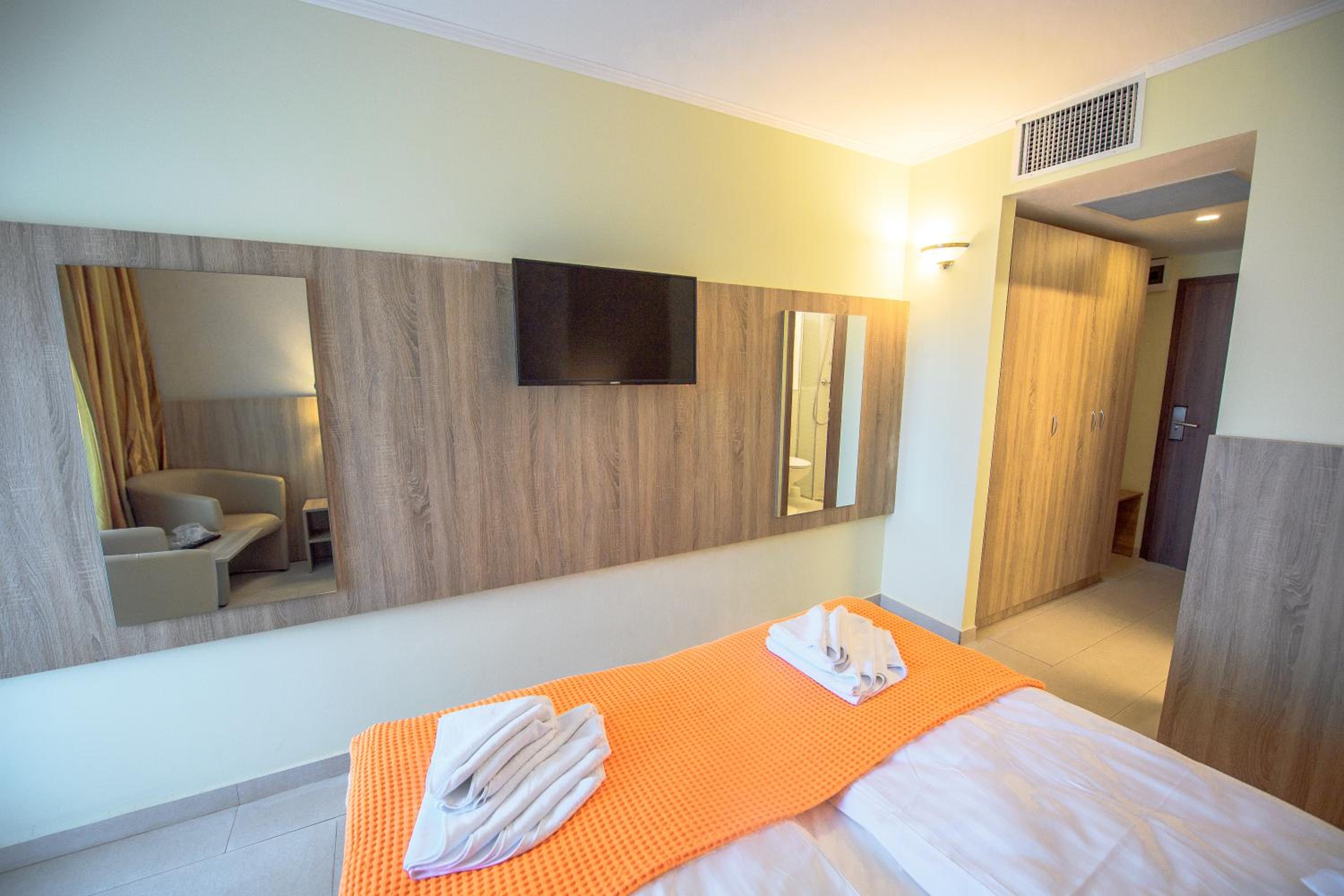 Double Room - Photo 5