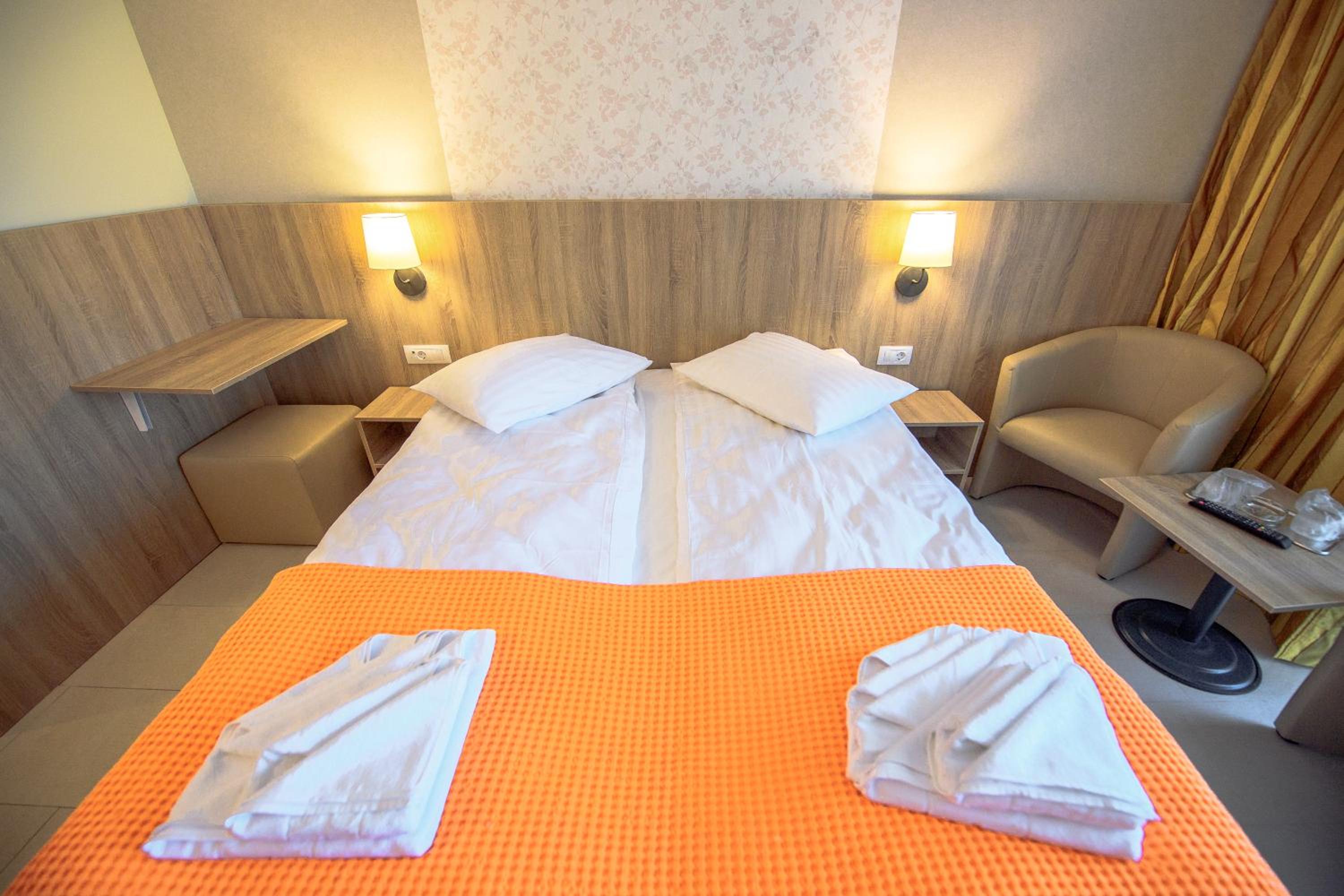 Double Room - Photo 7