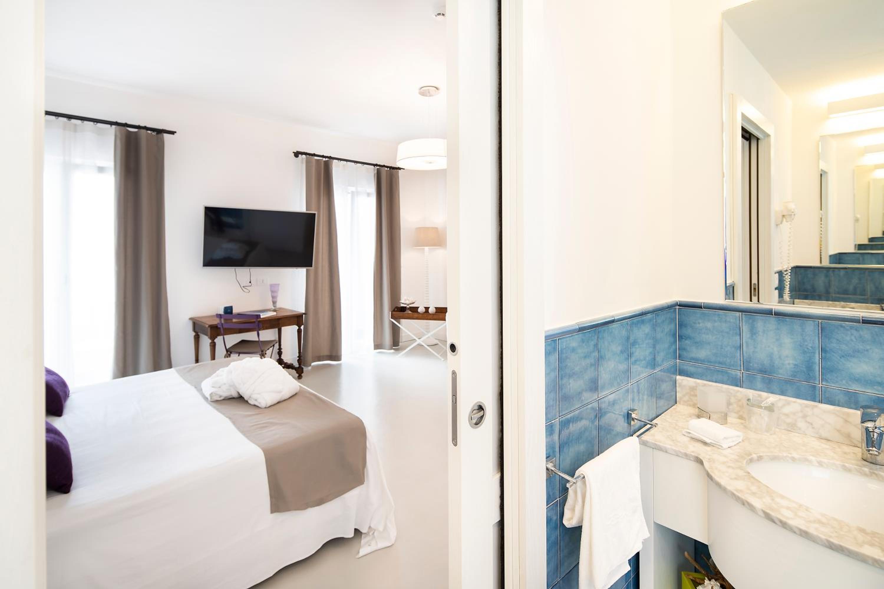 Junior Suite with Balcony and Terrace and Sea View - Photo 3