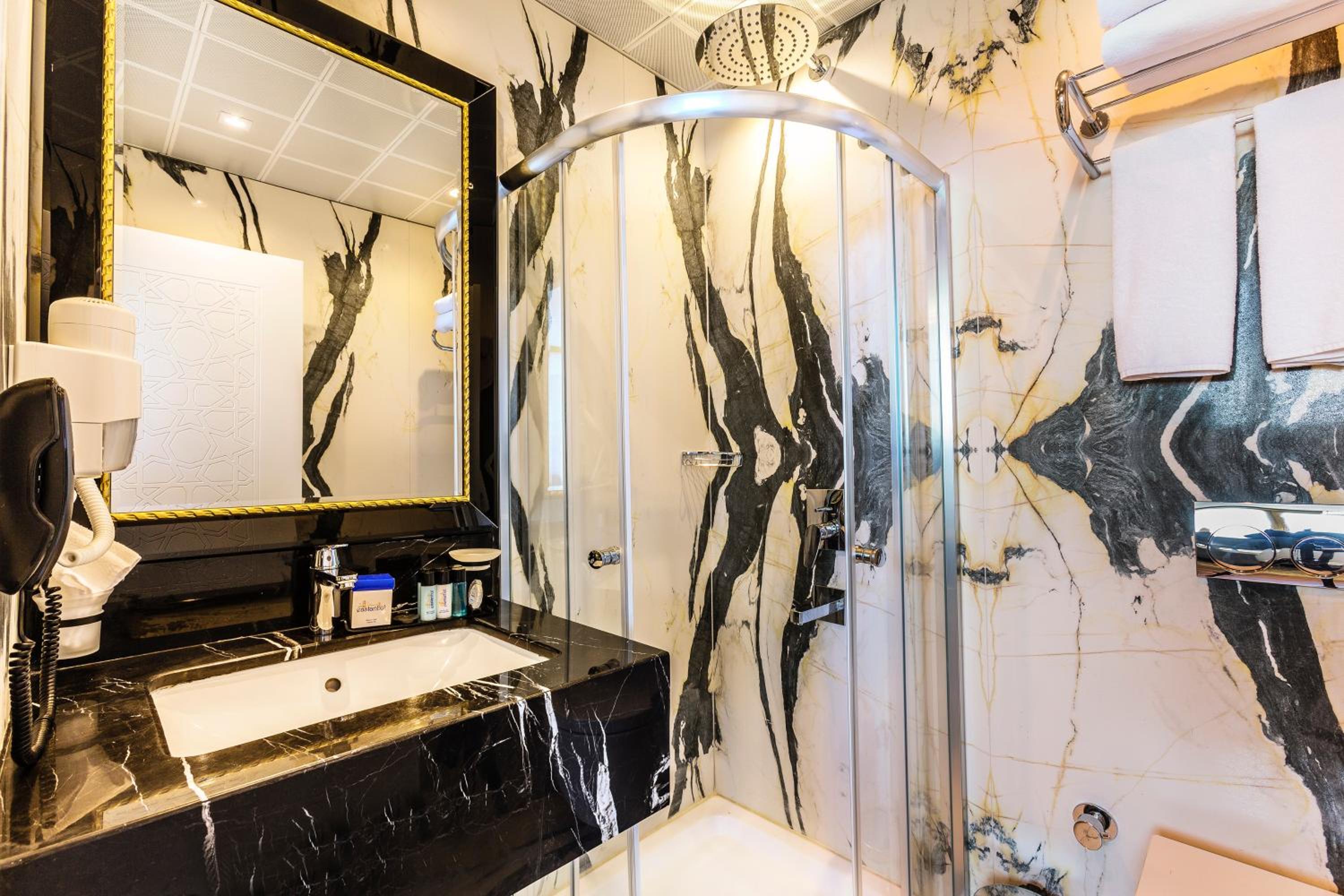Corner Suite photo 3