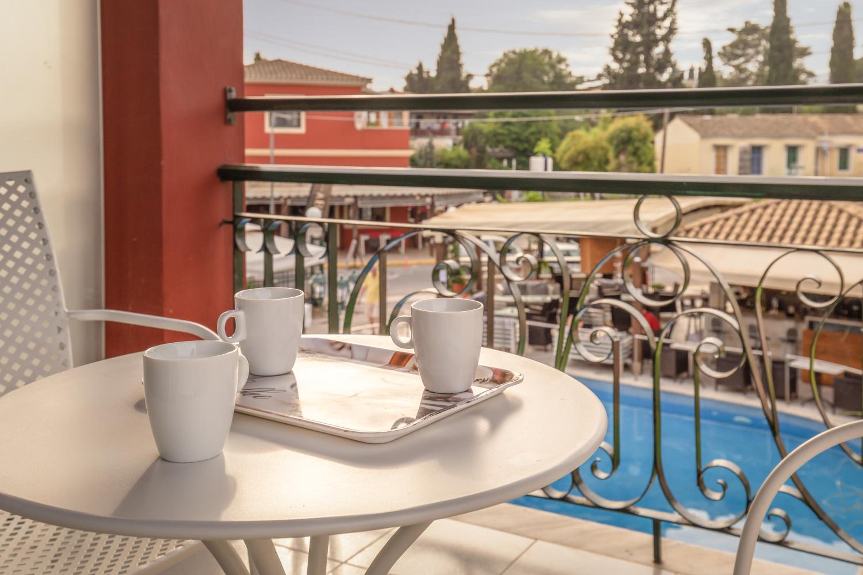 Junior Suite with Pool View photo 2