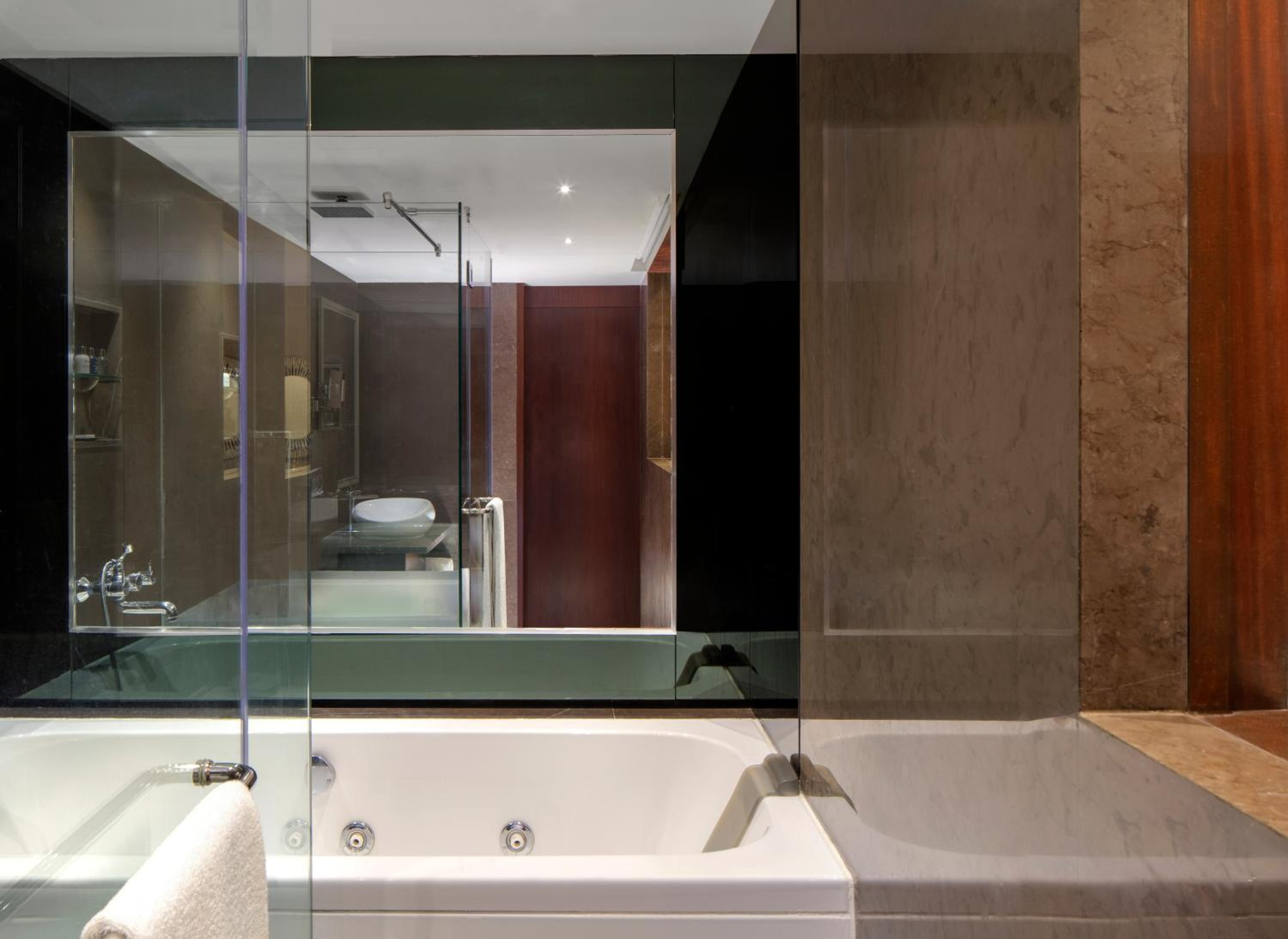Suite - Photo 2