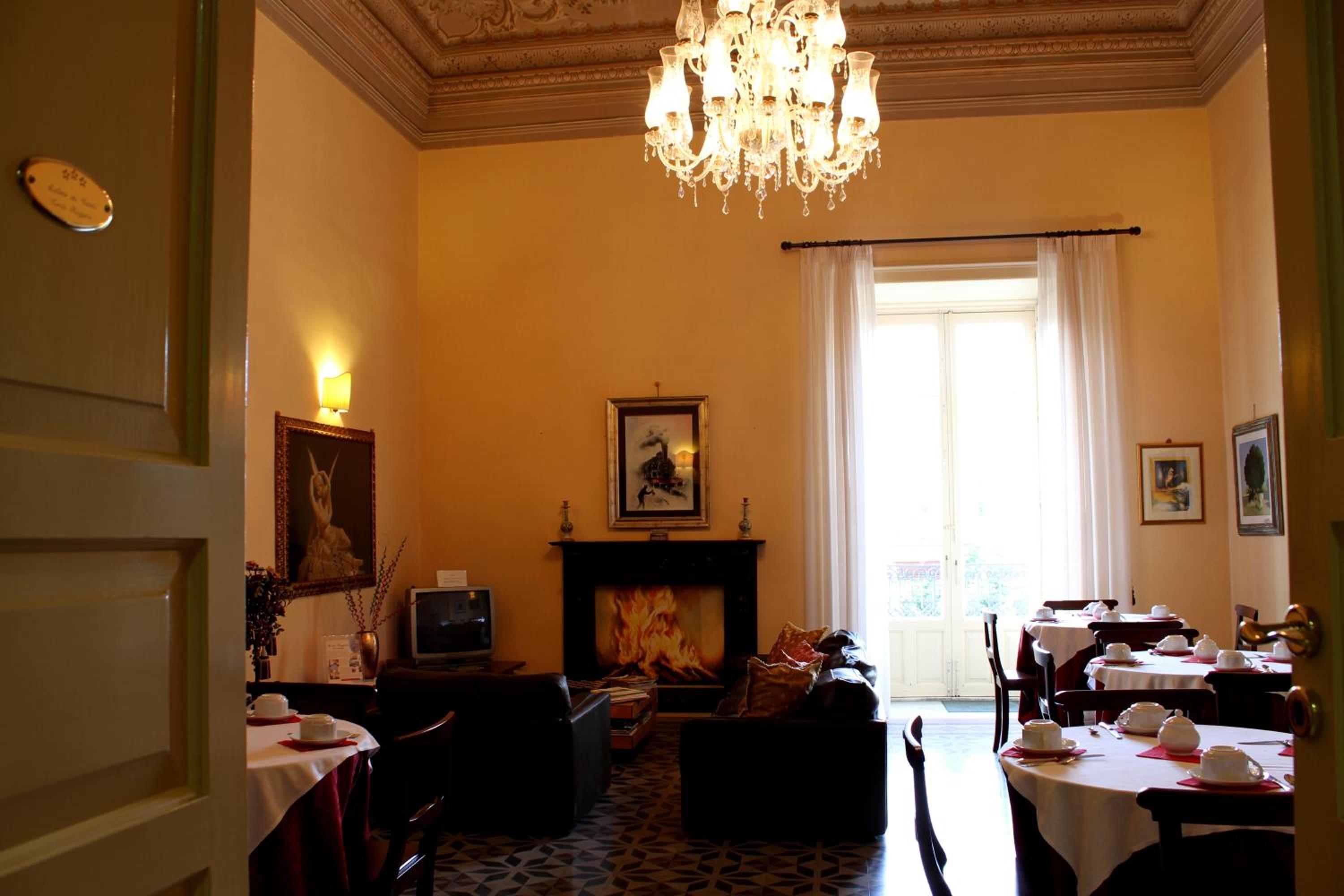 Triple Room with Balcony - Photo 17
