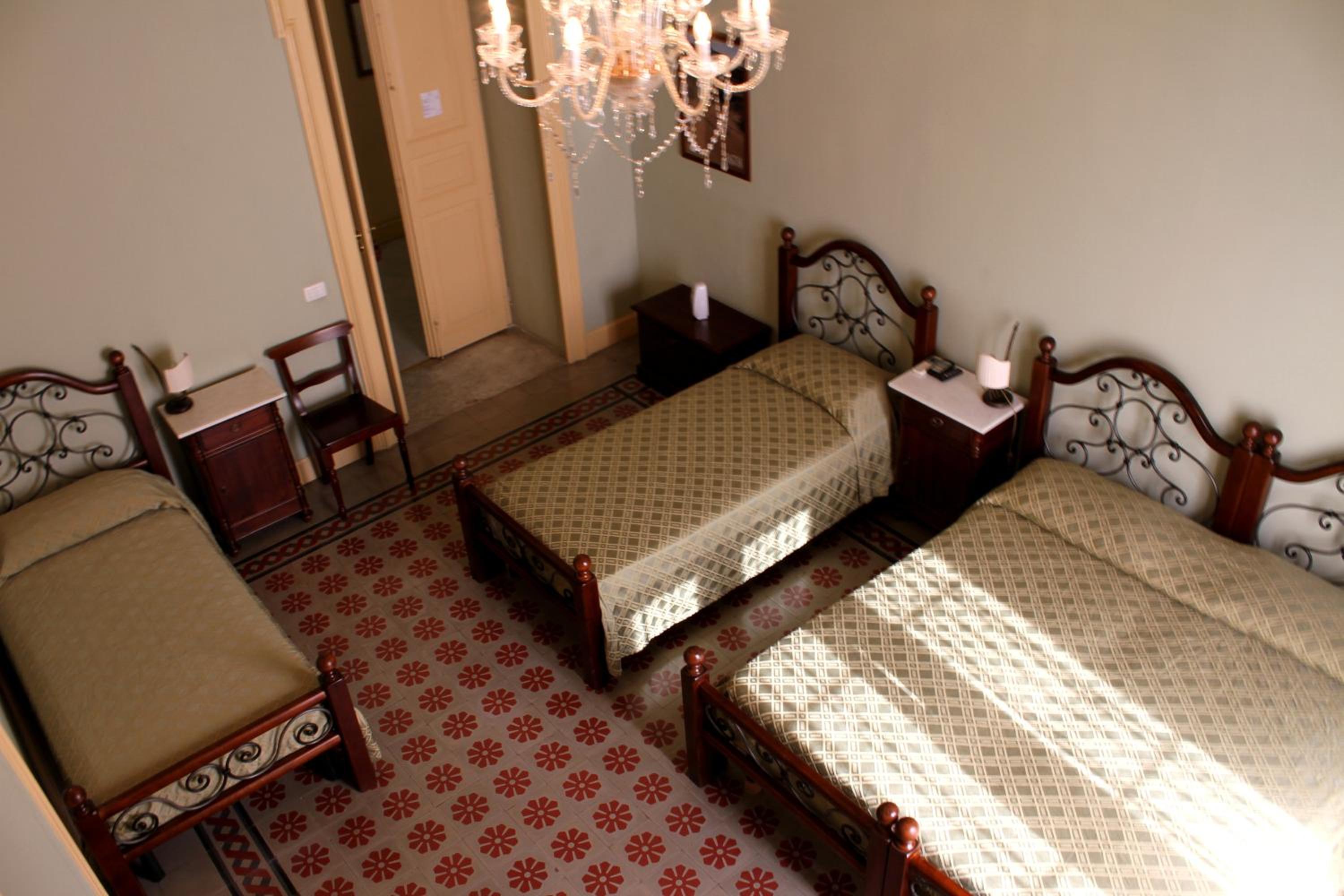 Triple Room with Balcony - Photo 7