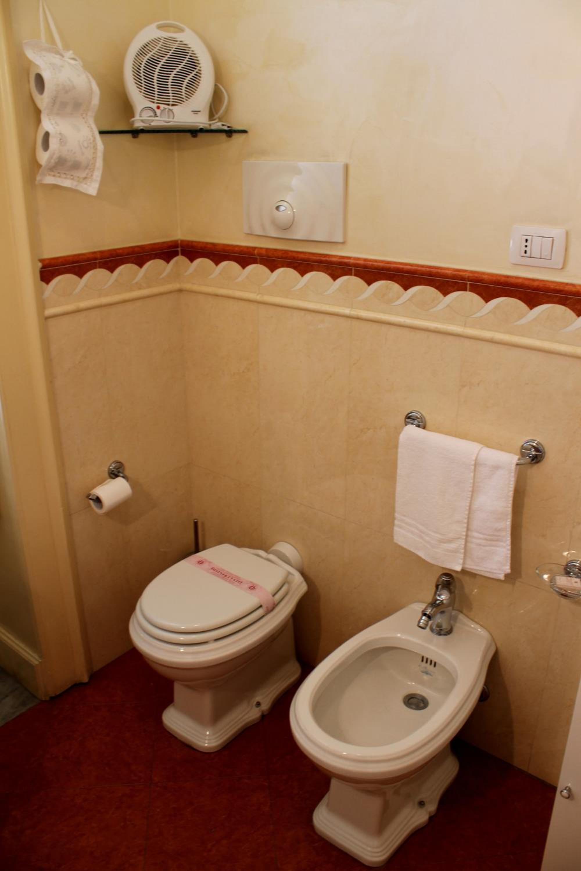 Double Room with Balcony - Photo 9