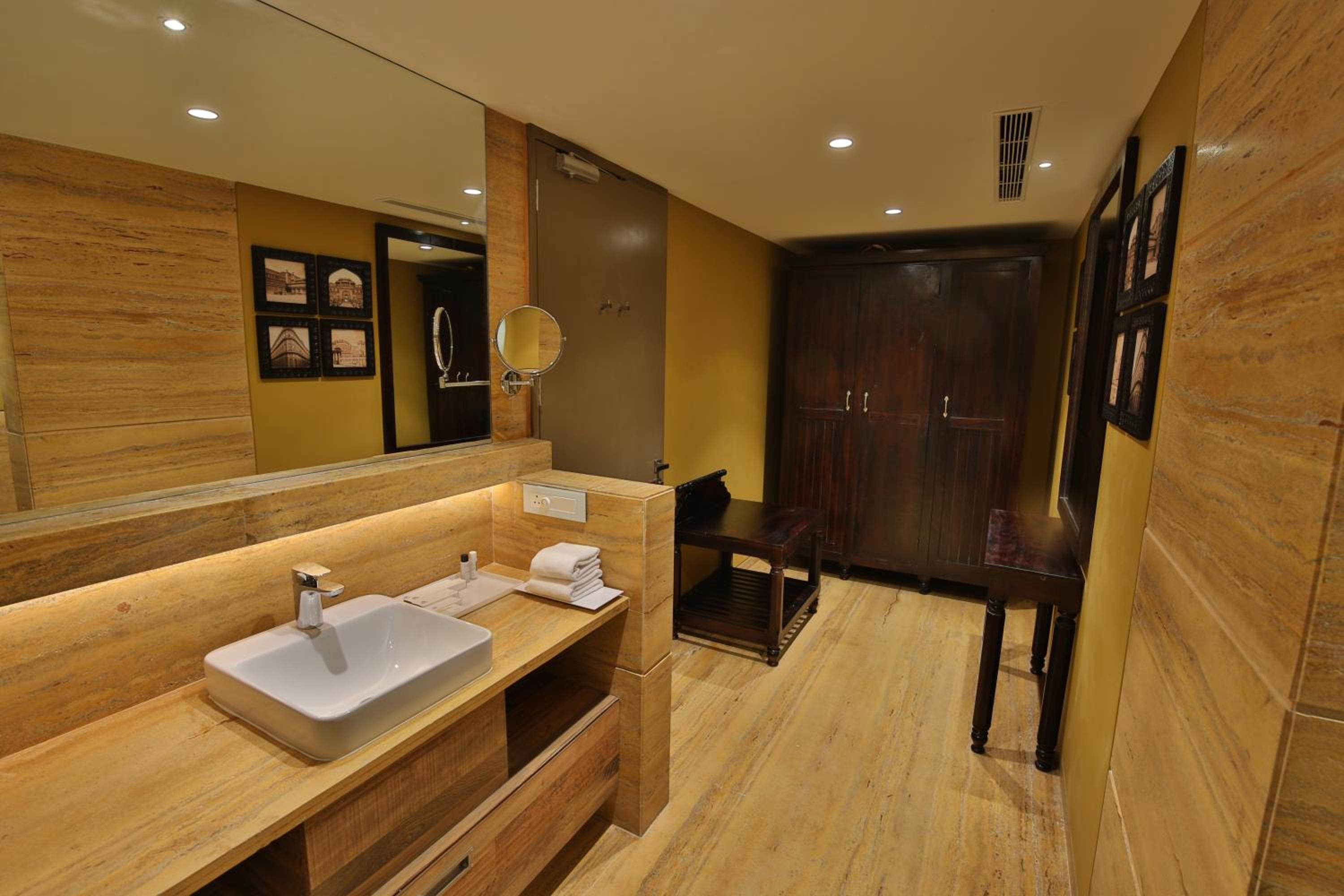 Suite Room - Photo 2