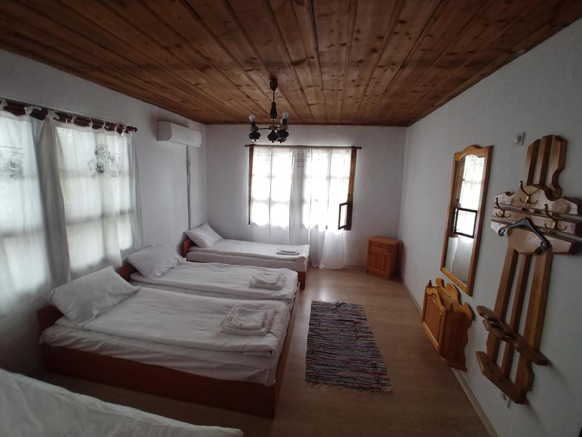 Quadruple Room with Private Bathroom photo 3