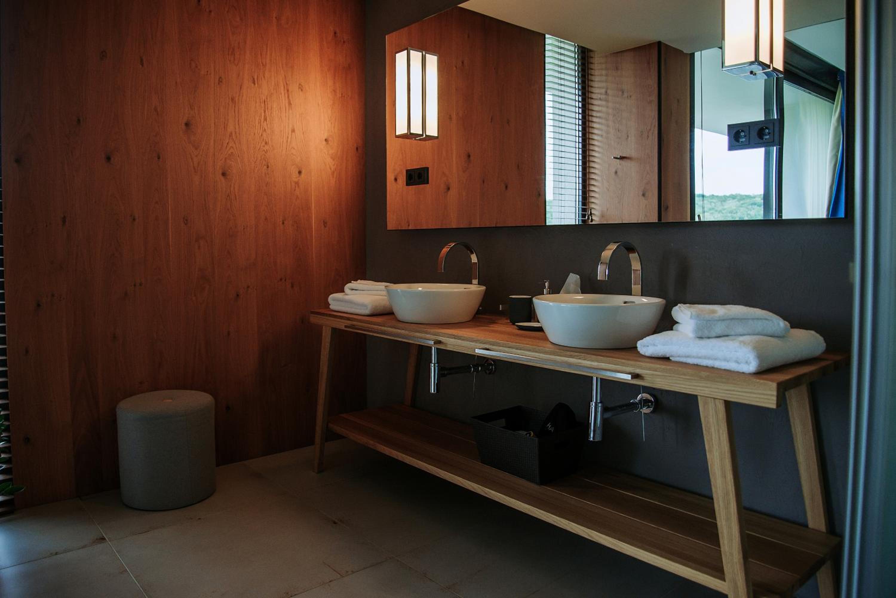 Deluxe Room - Photo 12