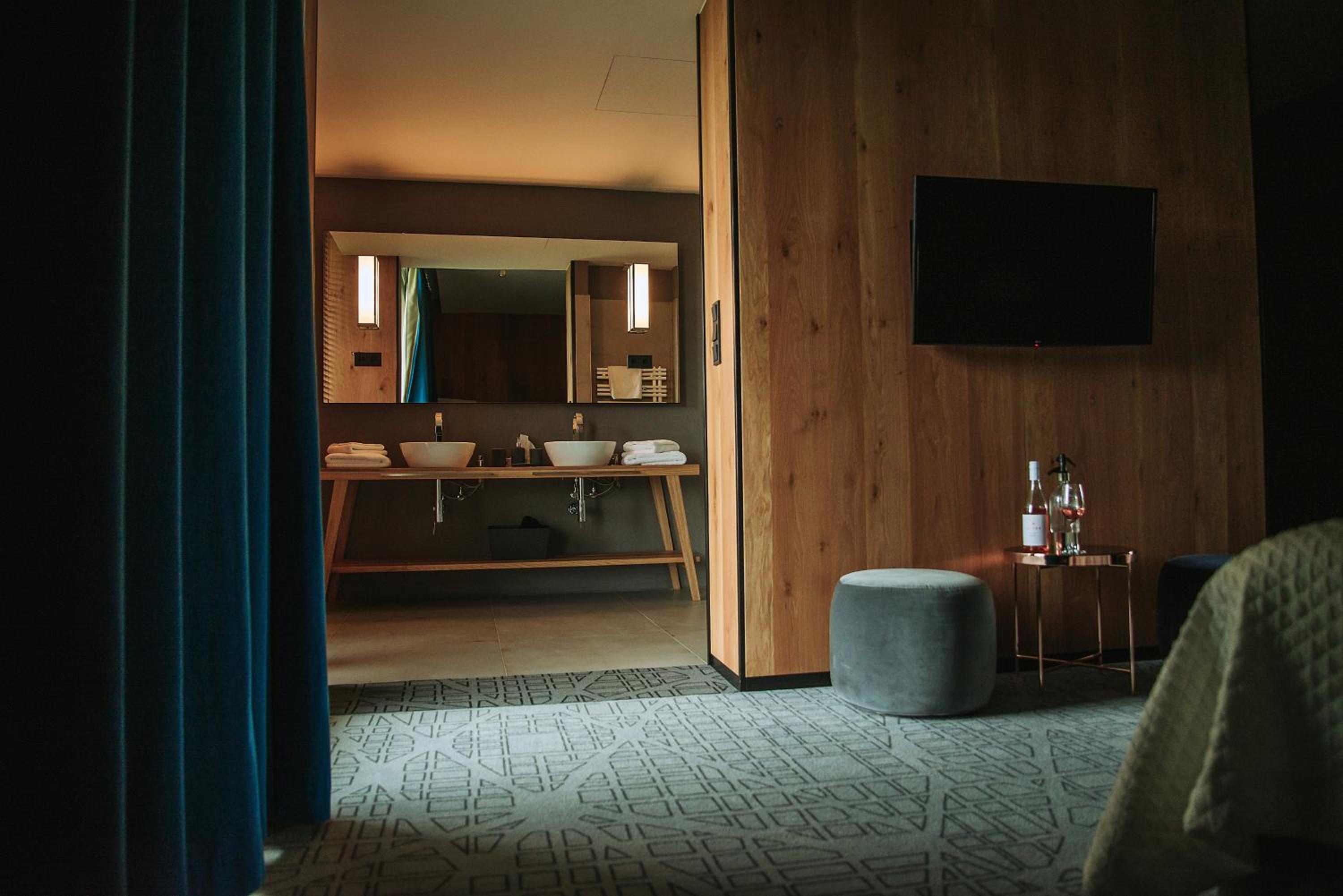 Deluxe Room - Photo 22
