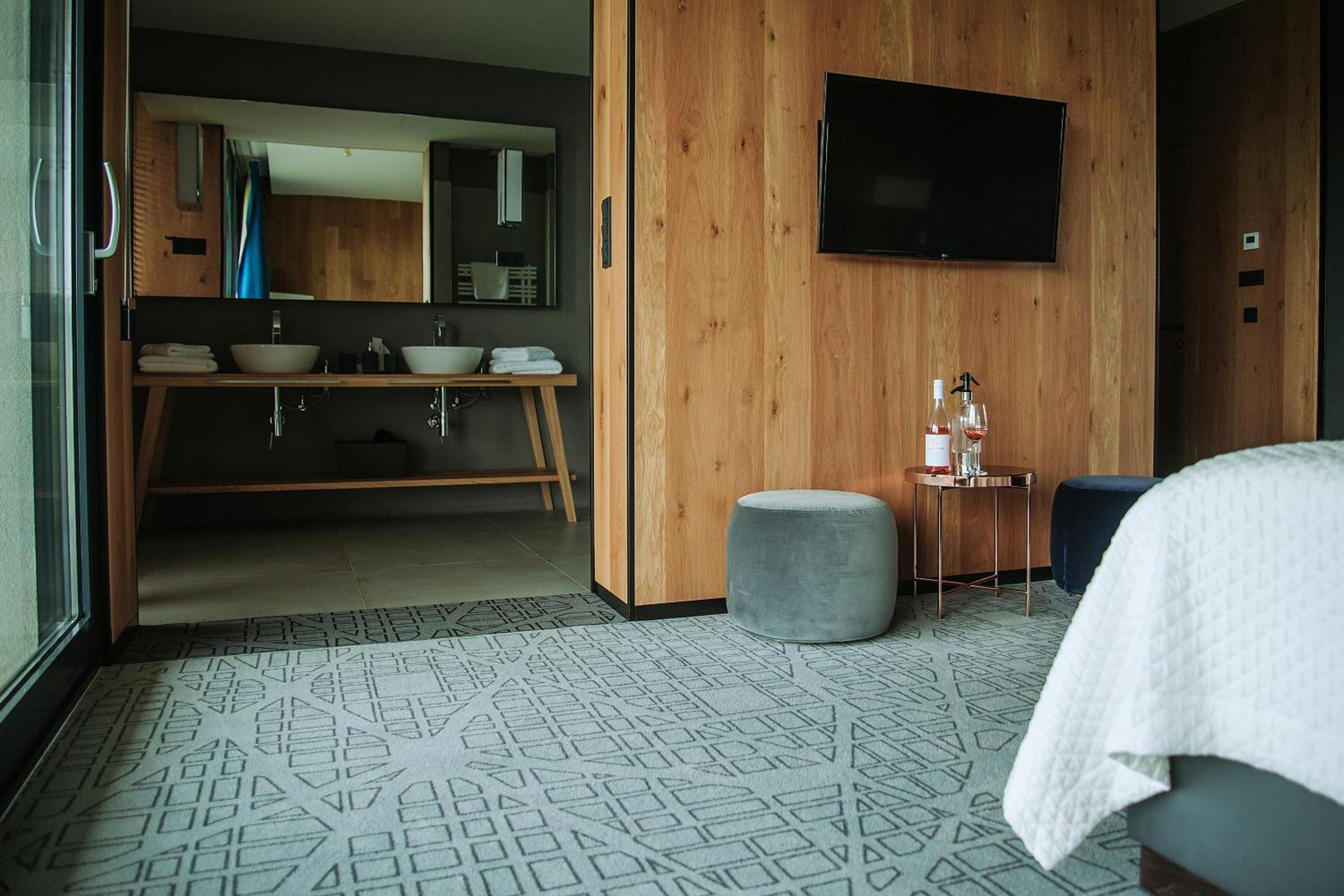 Deluxe Room - Photo 23