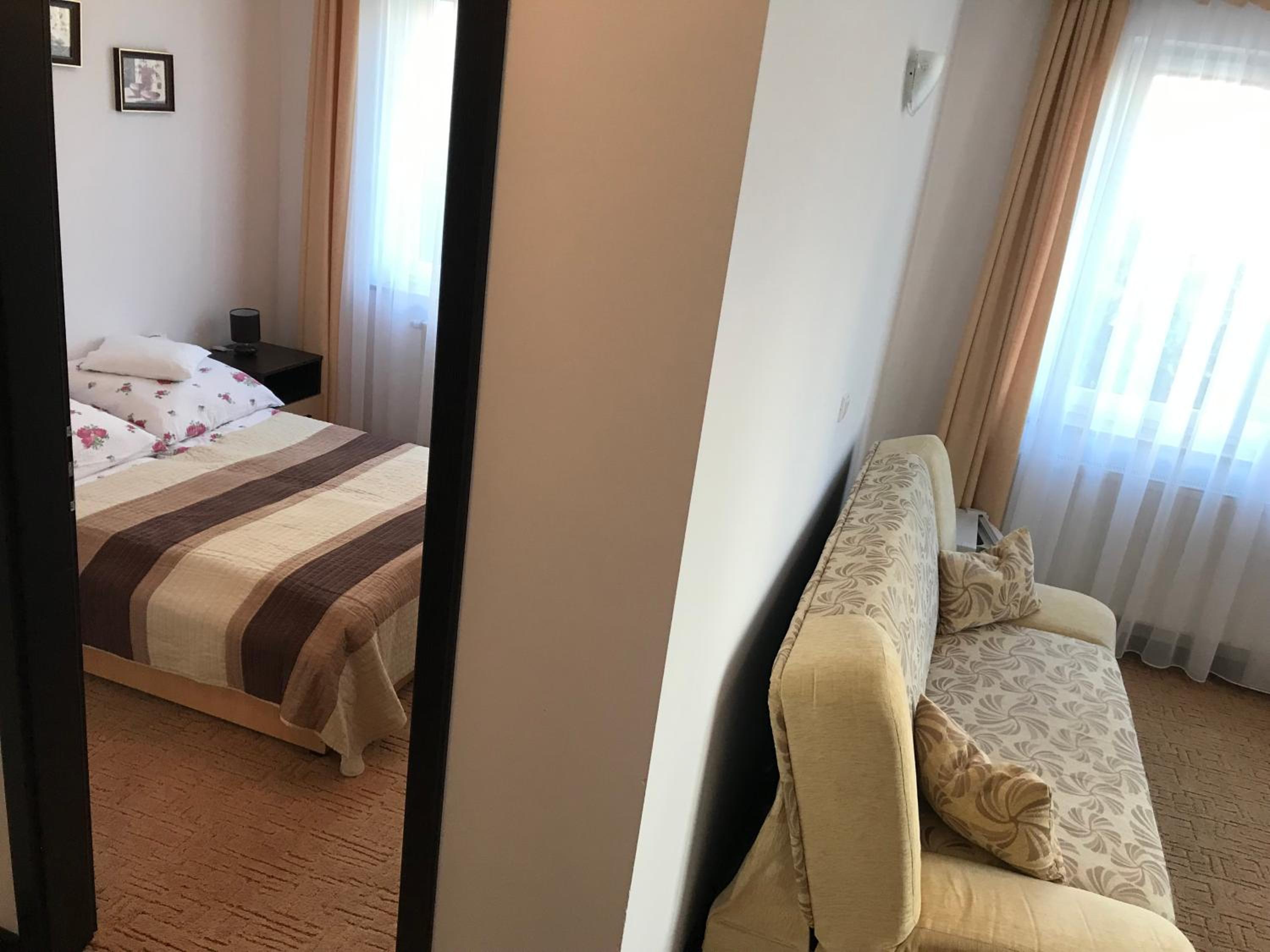Quadruple Room with Bathroom - Photo 4