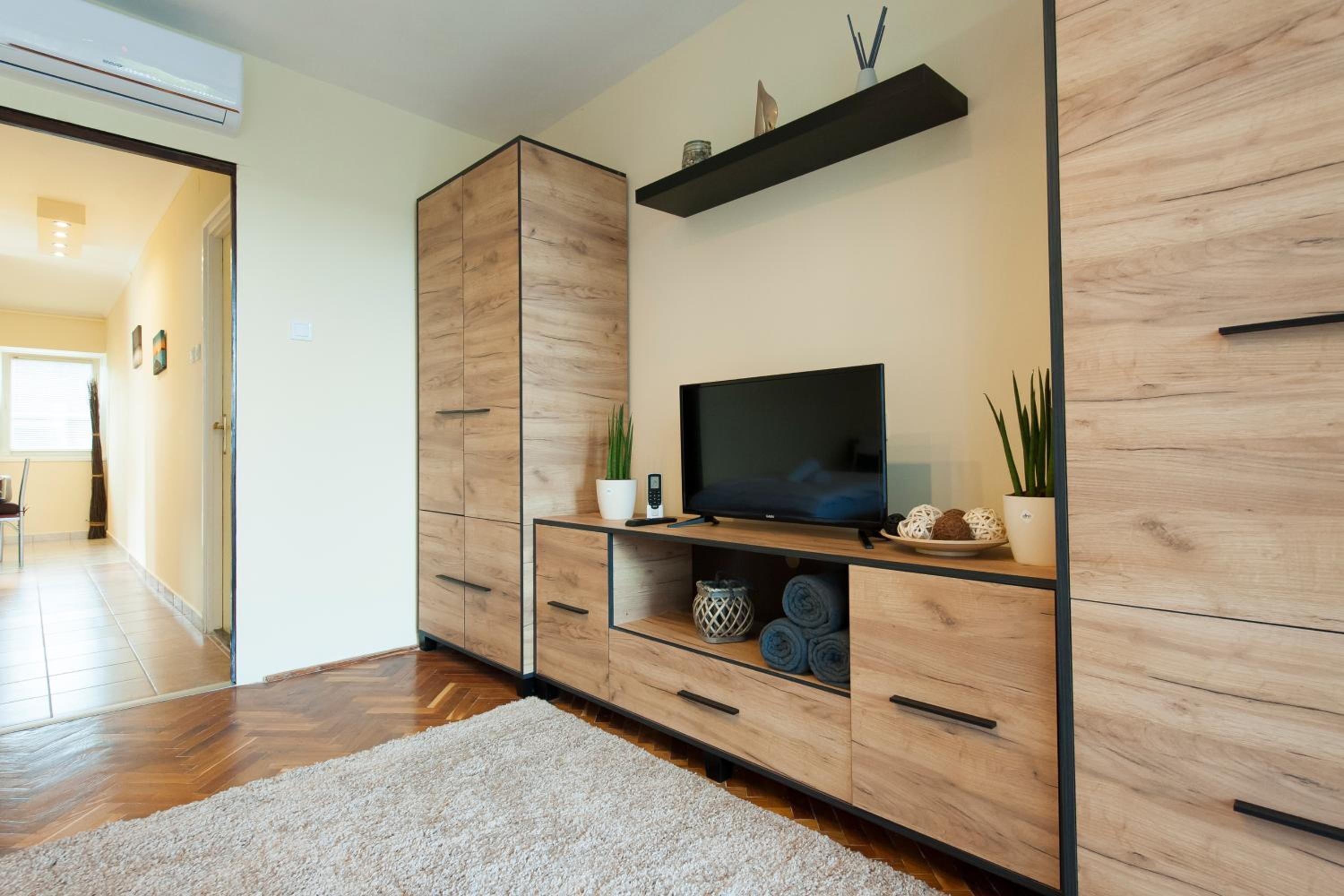 One-Bedroom Apartment - Photo 4