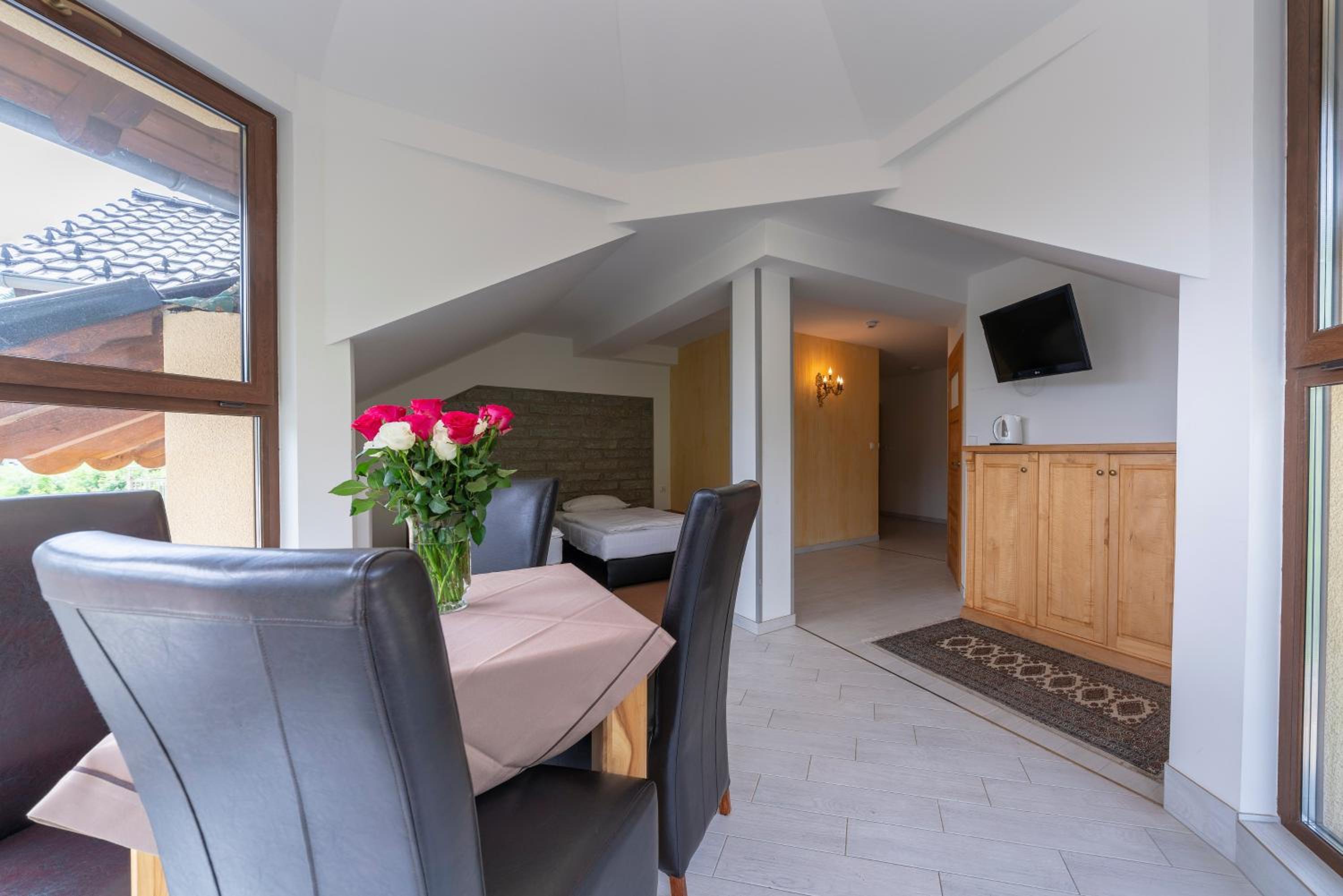 One-Bedroom Apartment - Photo 3