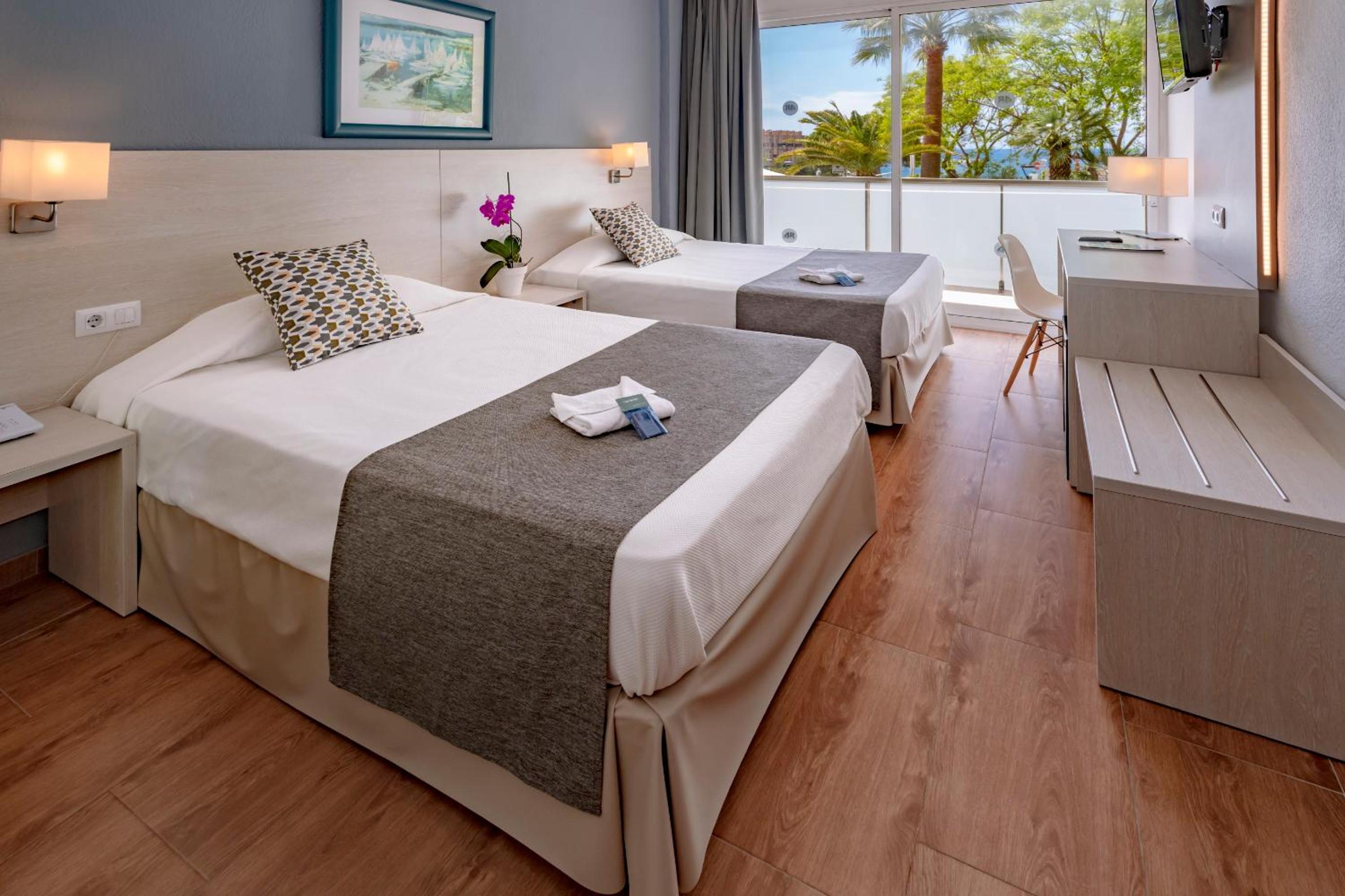 Junior Suite (2 Adults + 2 Children) - Photo 1