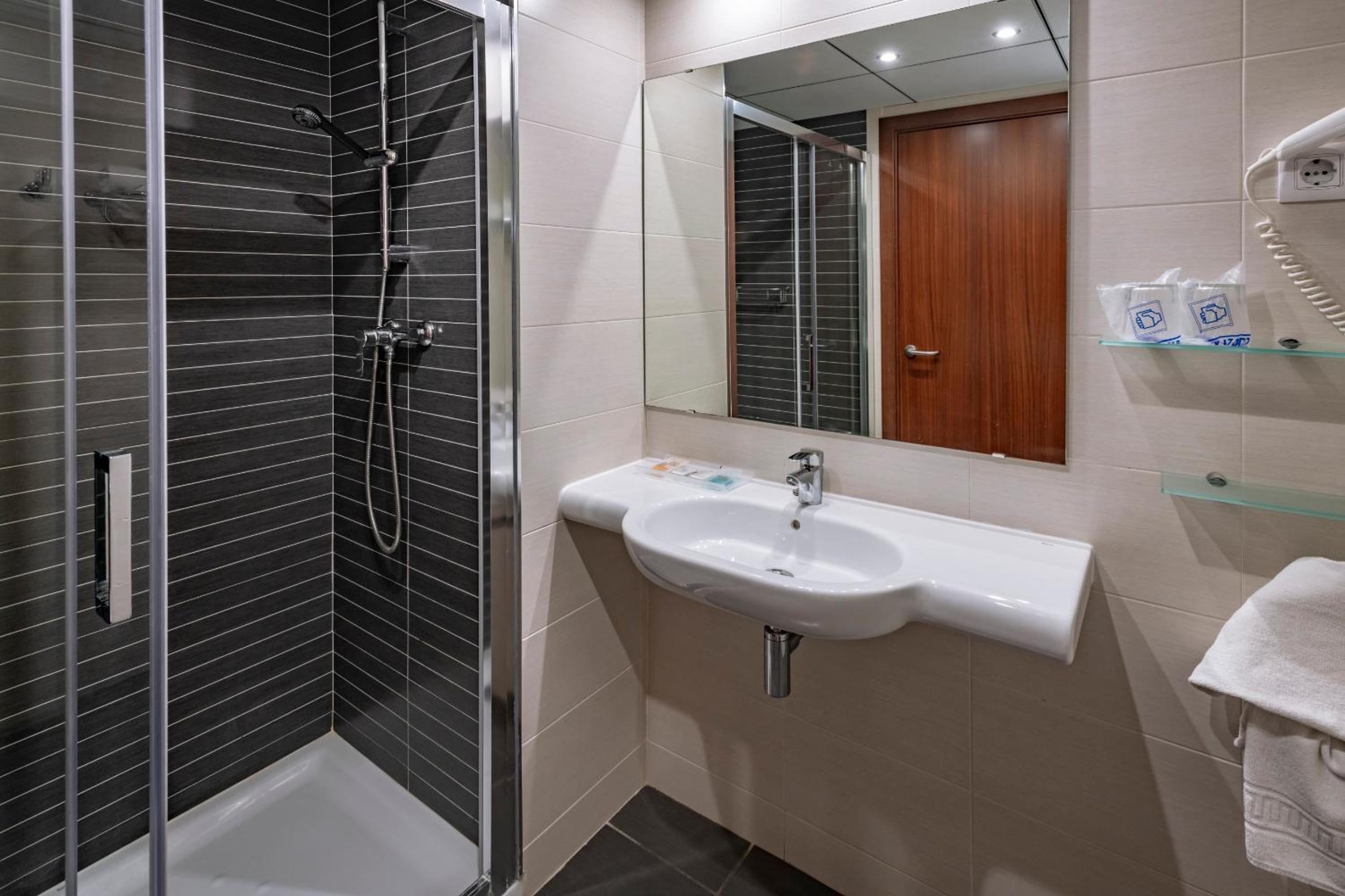 Standard Double Room (2 Adults) - Photo 4