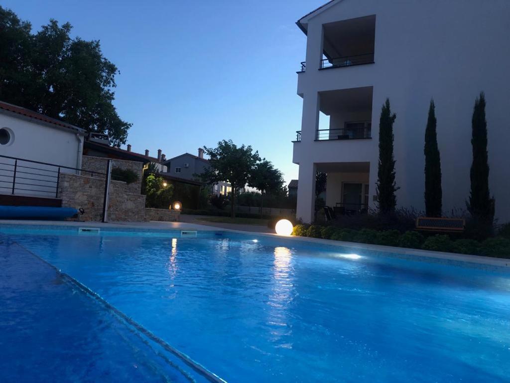 Apartment with Pool View 