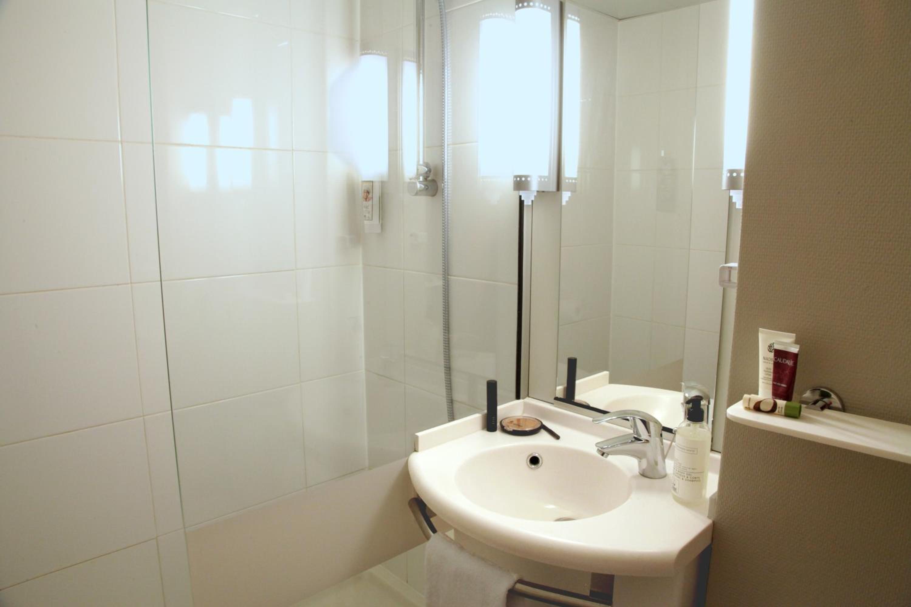 Standard Twin Room - Photo 3