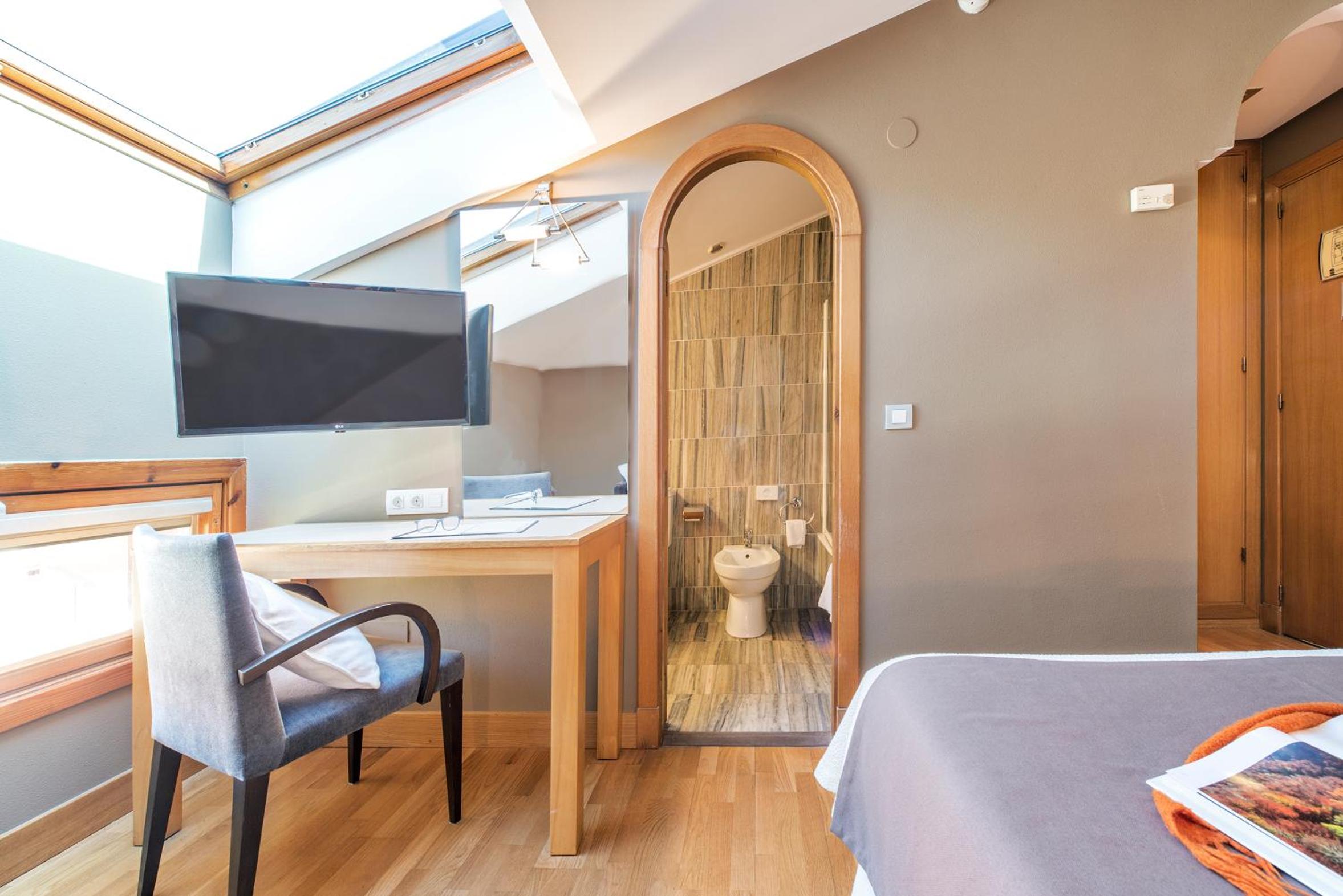 Basic Triple Room photo 3