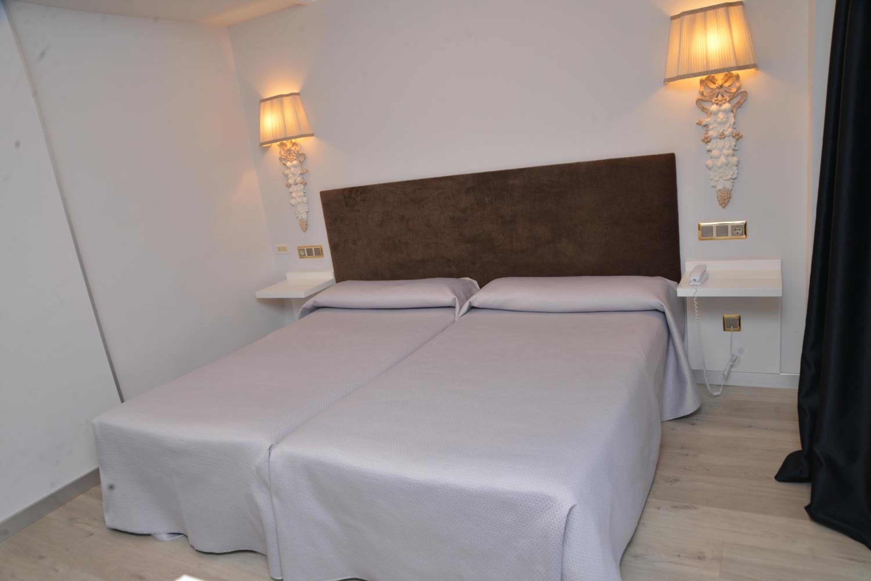 Twin Room - Photo 10