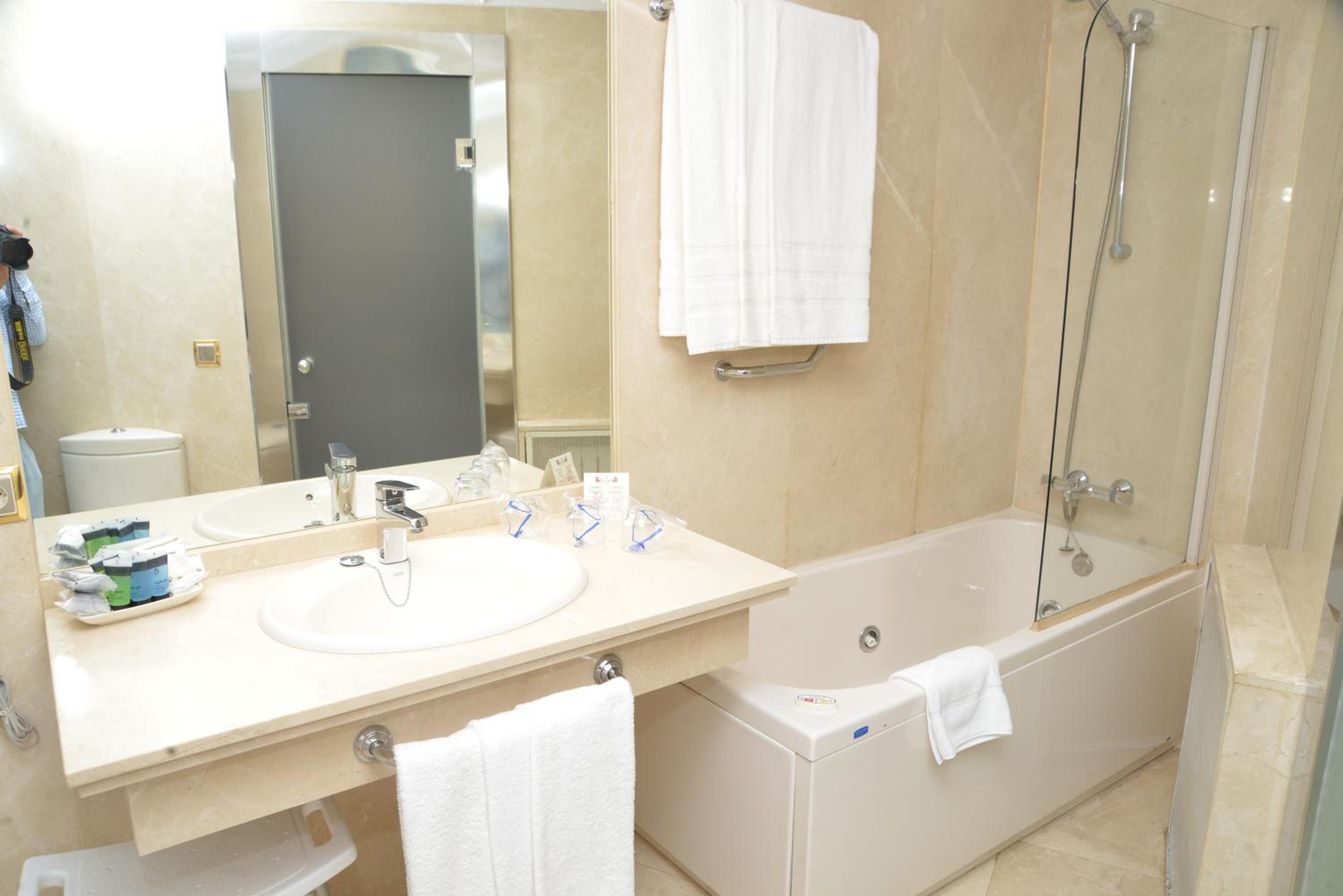 Twin Room - Photo 8