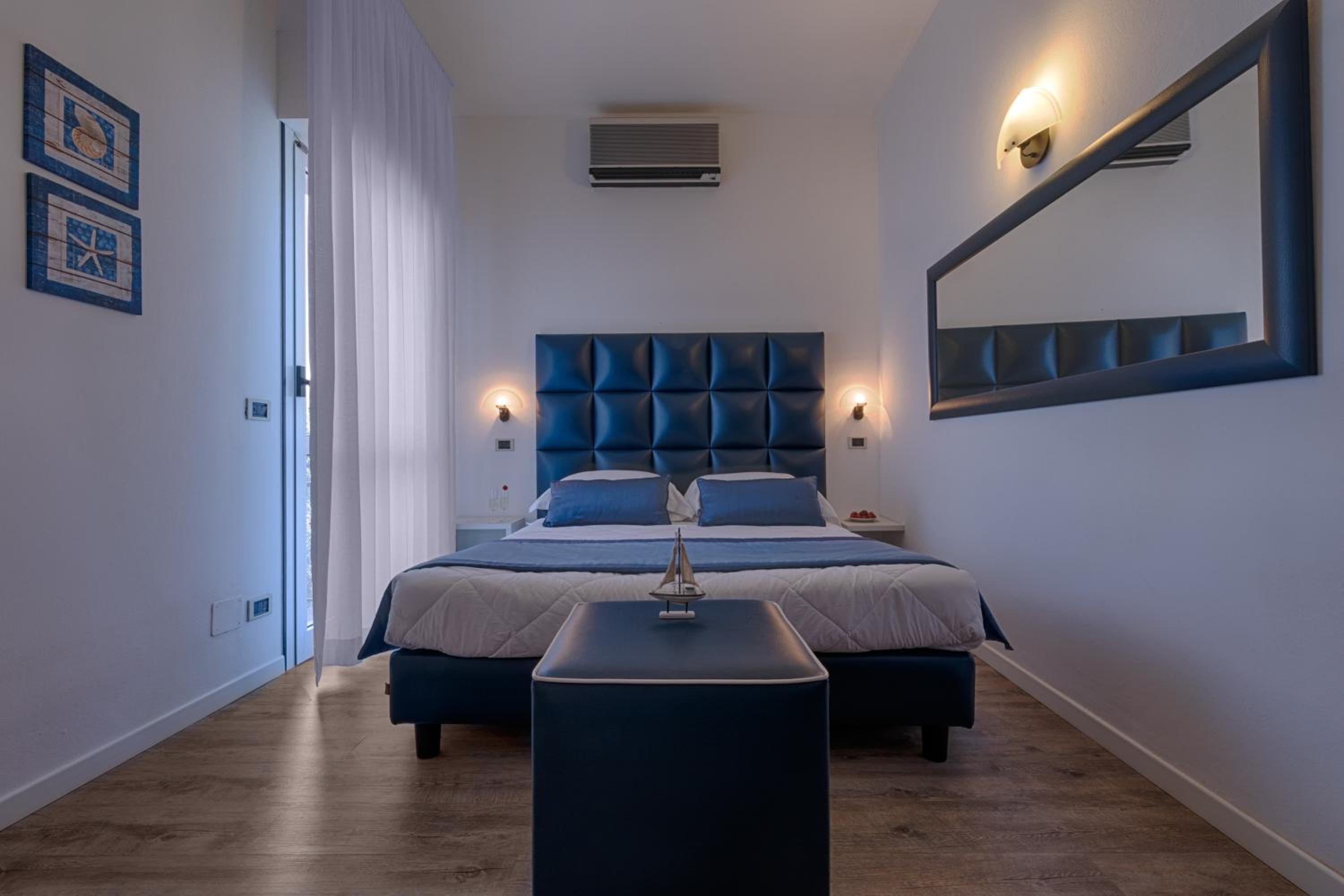 Blue Room photo 2