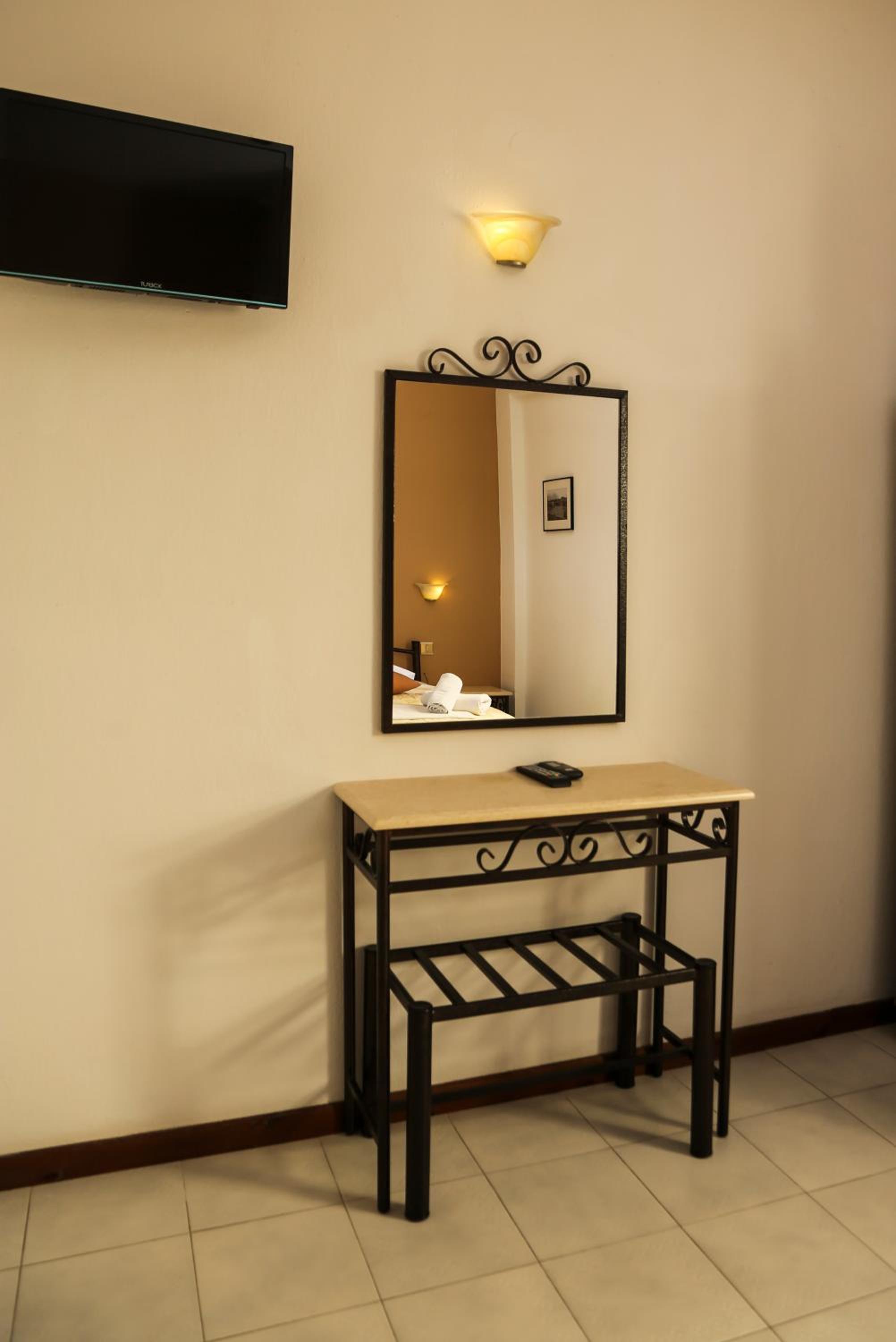 One-Bedroom Apartment photo 2