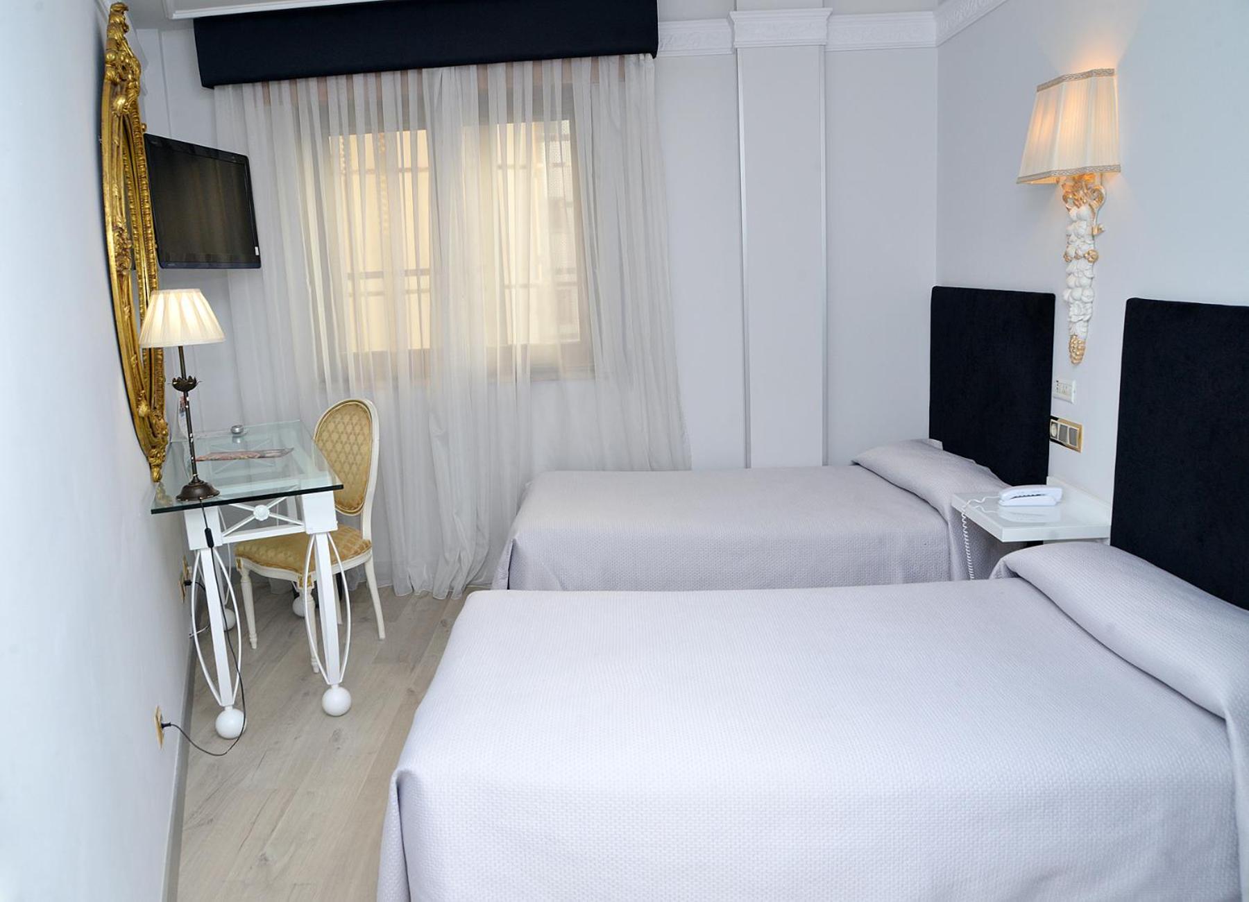 Twin Room - Photo 3