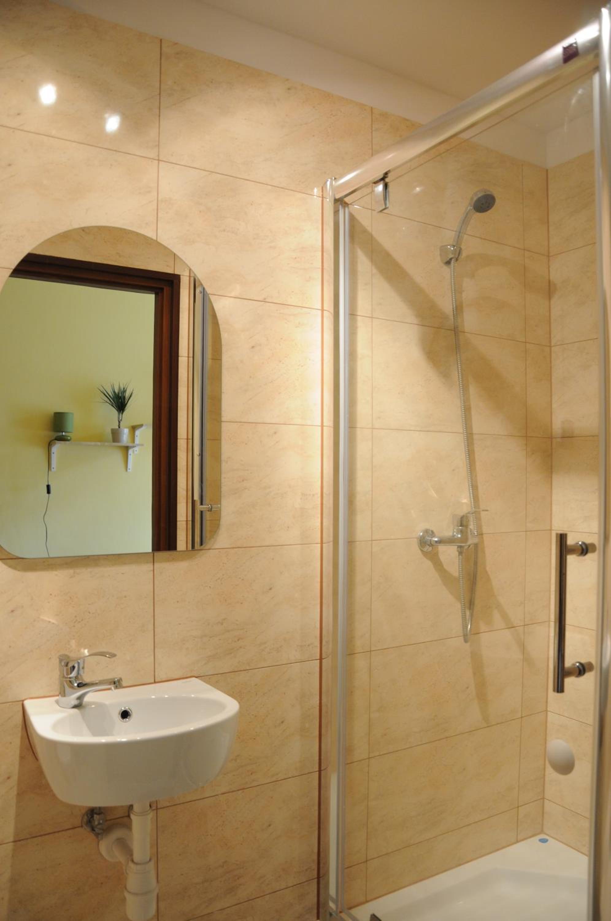 Quadruple Room with Bathroom - Photo 5