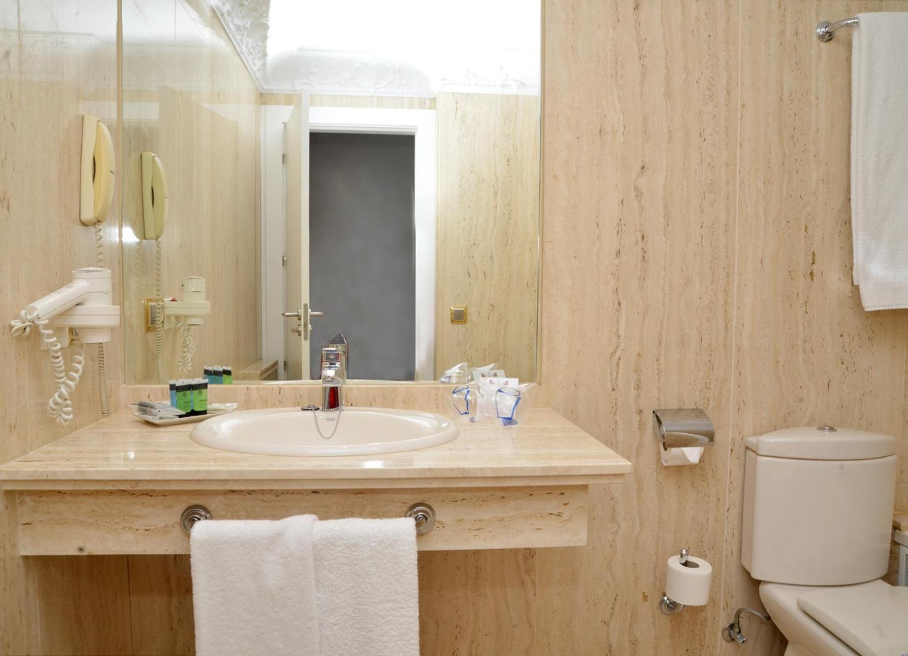 Twin Room - Photo 2