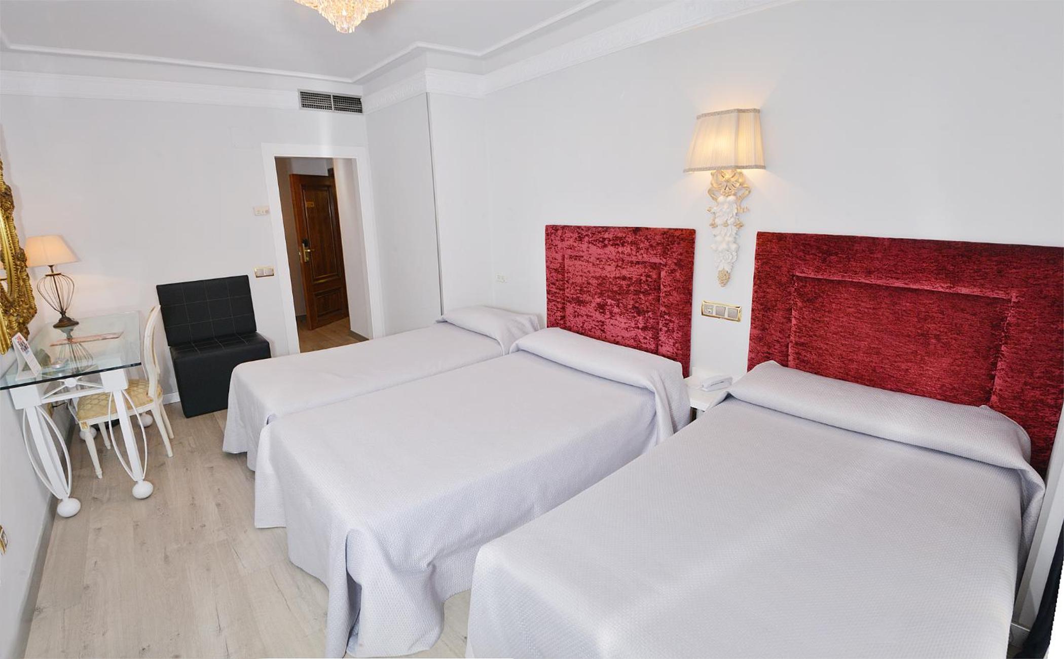 Triple Room with 3 beds  - Photo 4