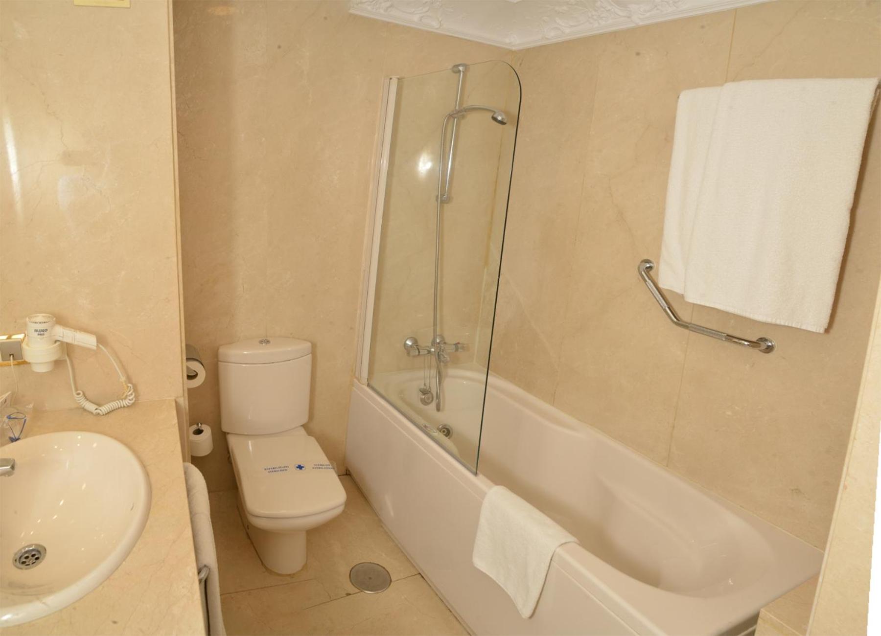 Triple Room with 3 beds  - Photo 8