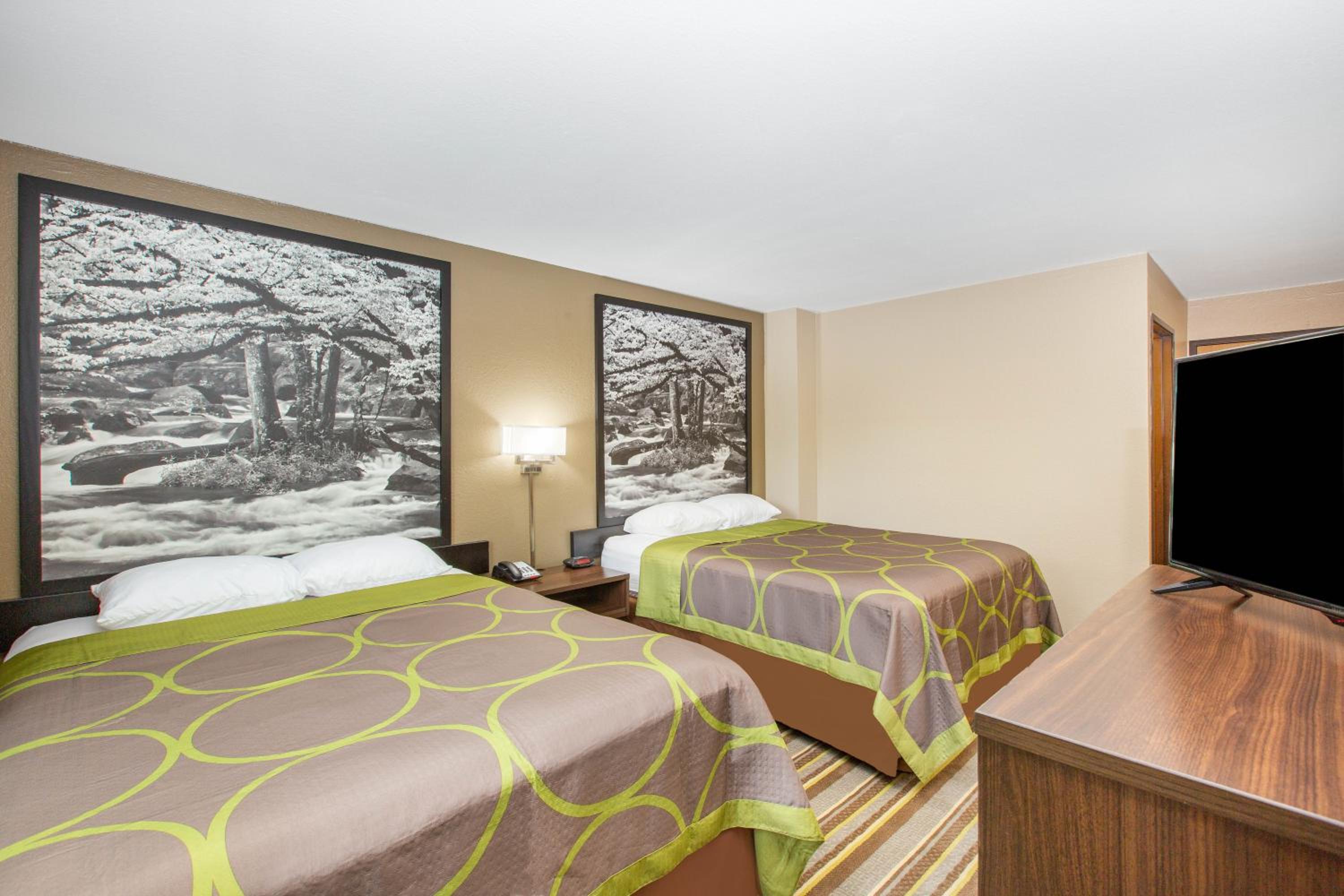 Queen Room with Two Queen Beds - Non-Smoking - Photo 2