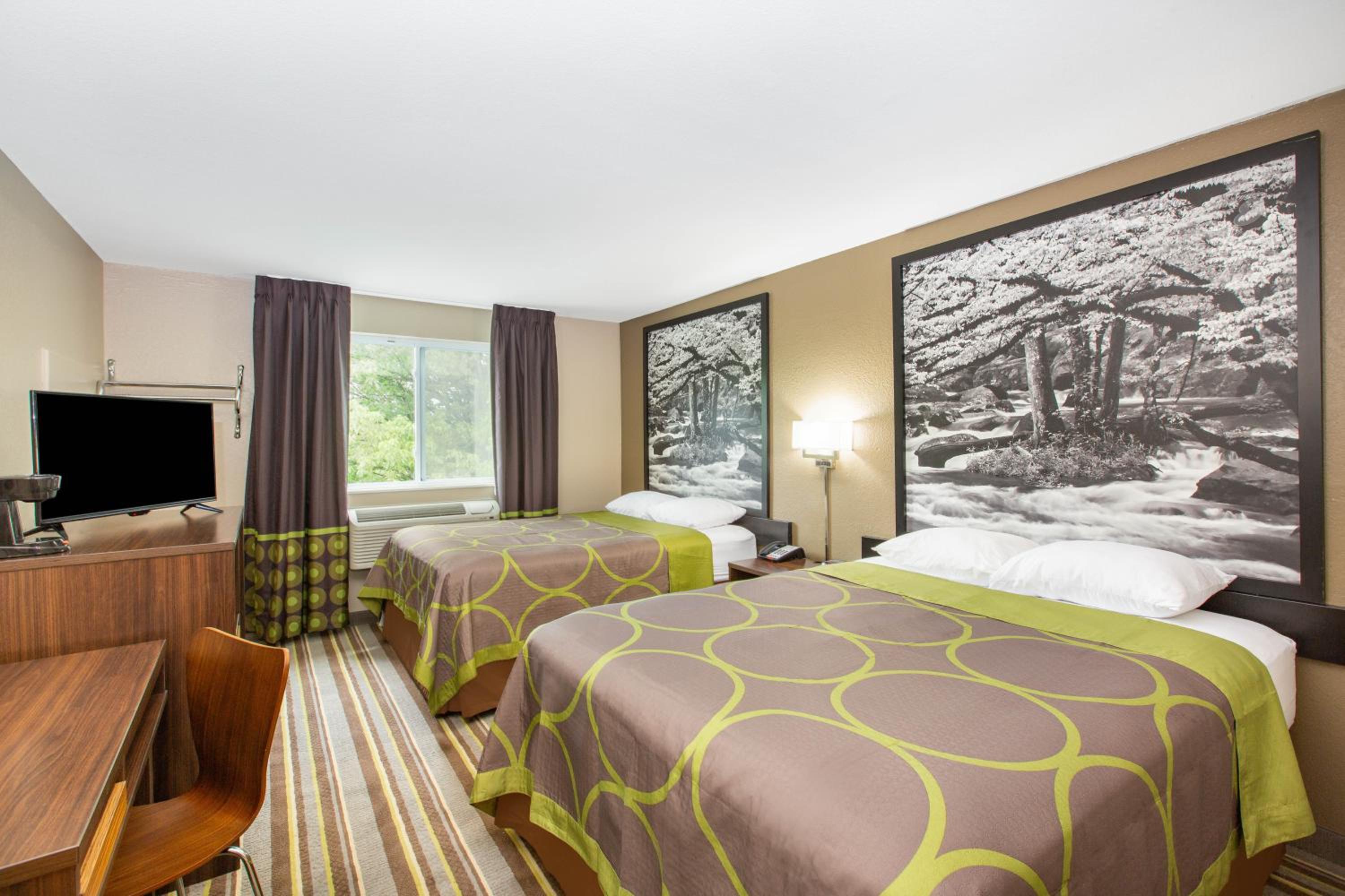 Queen Room with Two Queen Beds - Non-Smoking - Photo 8